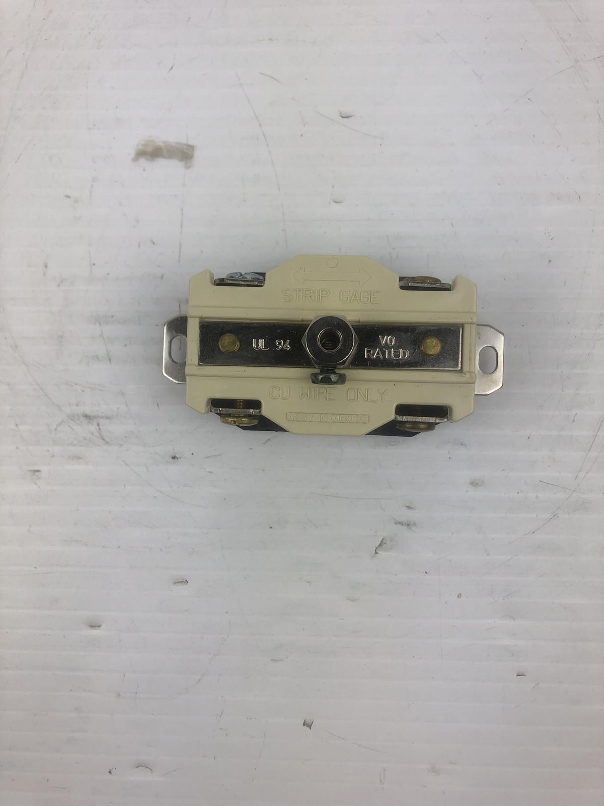 Leviton 2810 4-Pole 5W Single Lock Rec. 3 Phase Black 30A 120/208 V
