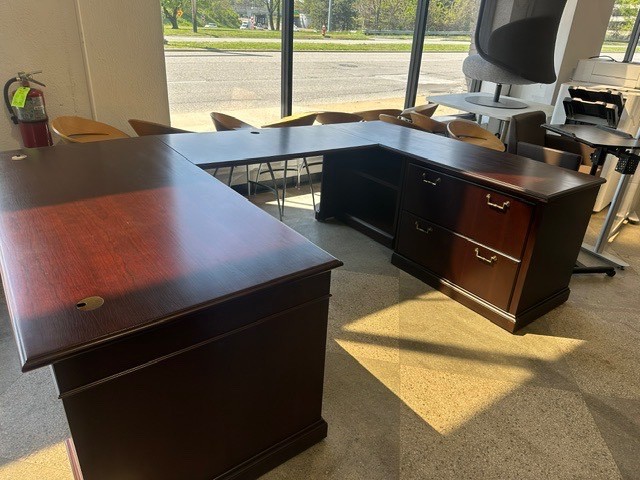 Executive traditional U Shape desk in Mahogany Wood Finish – right hand