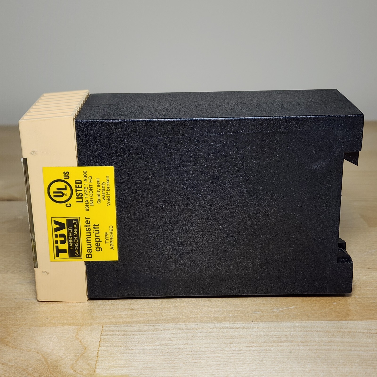 Allen-Bradley 440F-C251D Guardmaster Safedge Control Unit 24VAC/DC 110/230VAC
