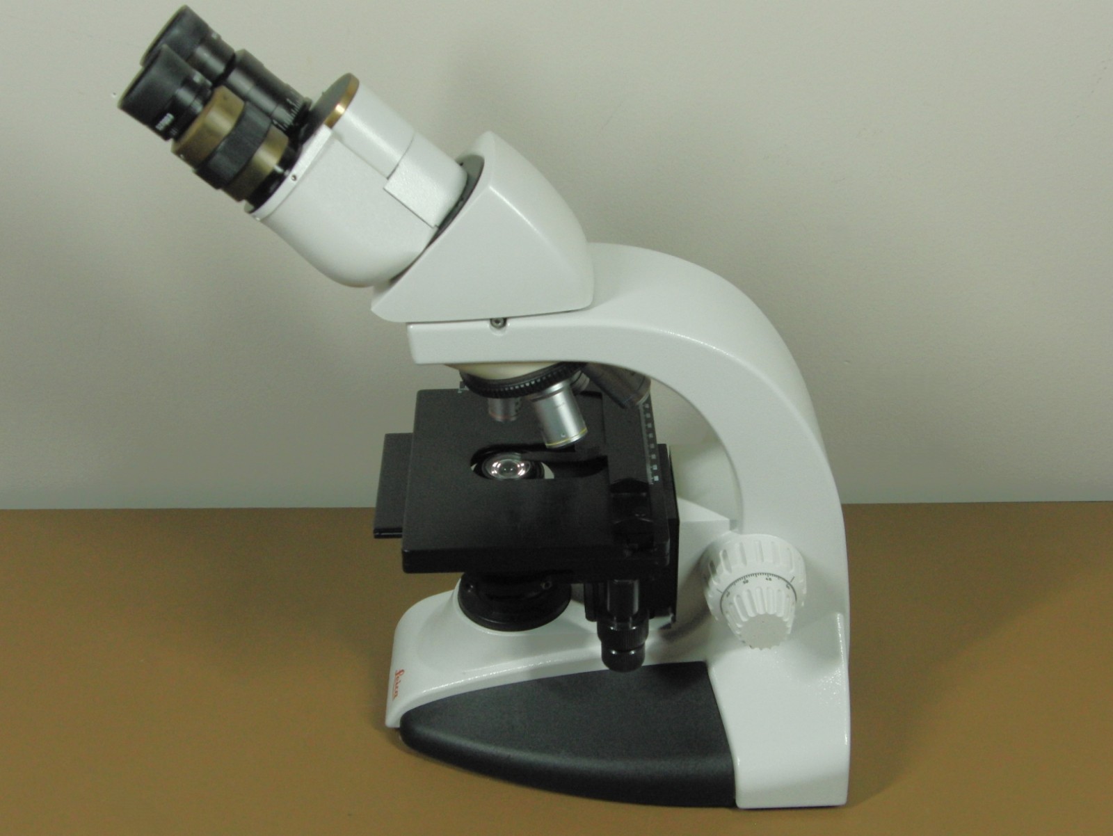 Leica DME 13595xxx Microscope with (4) HI PLAN Objectives 4x/10x/40x/100x