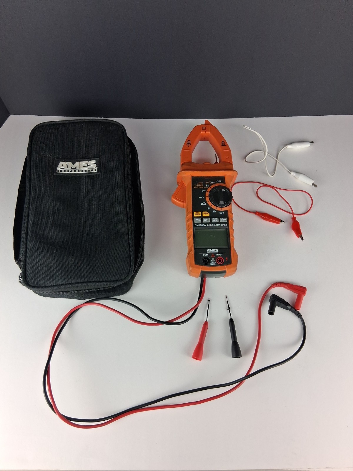 Ames AC /DC Digital Clamp Meter Cat lll 1000 v CM1000A Screen does light up