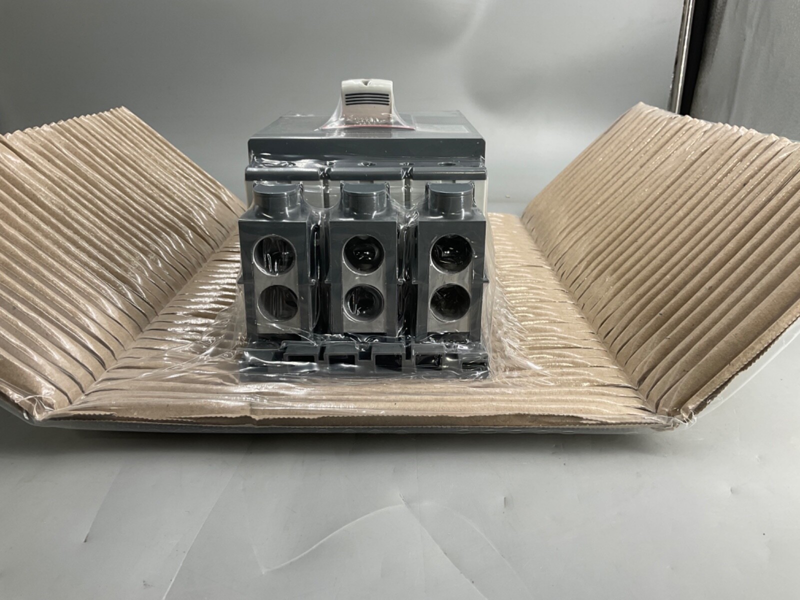 NEW ABB XT5NQ340AFNN000XXX 400 A xt5n 340 Circuit Breaker NEW IN BOX