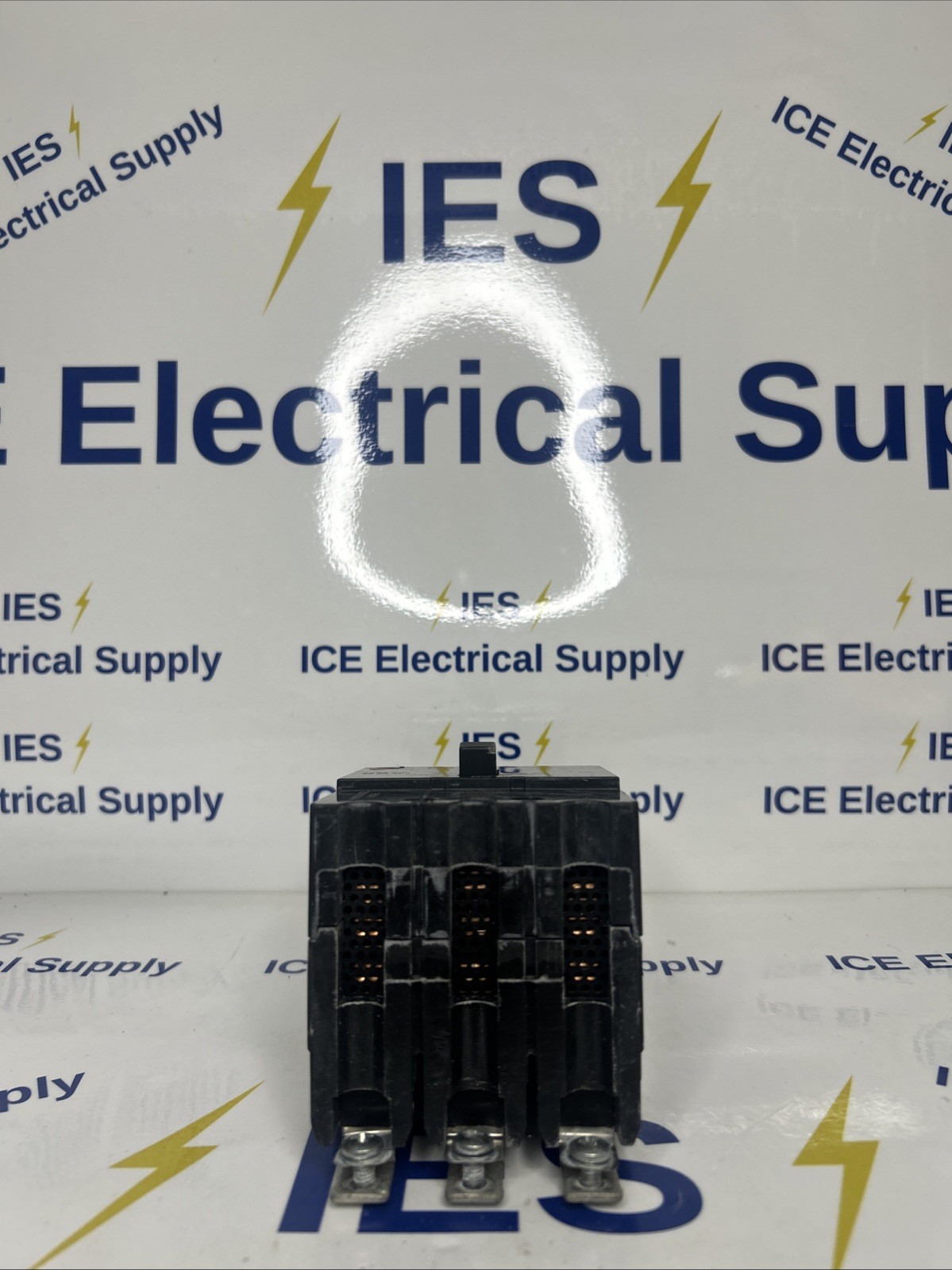 ABB CAT: No. TEY330 30 A 3 P Circuit Breaker