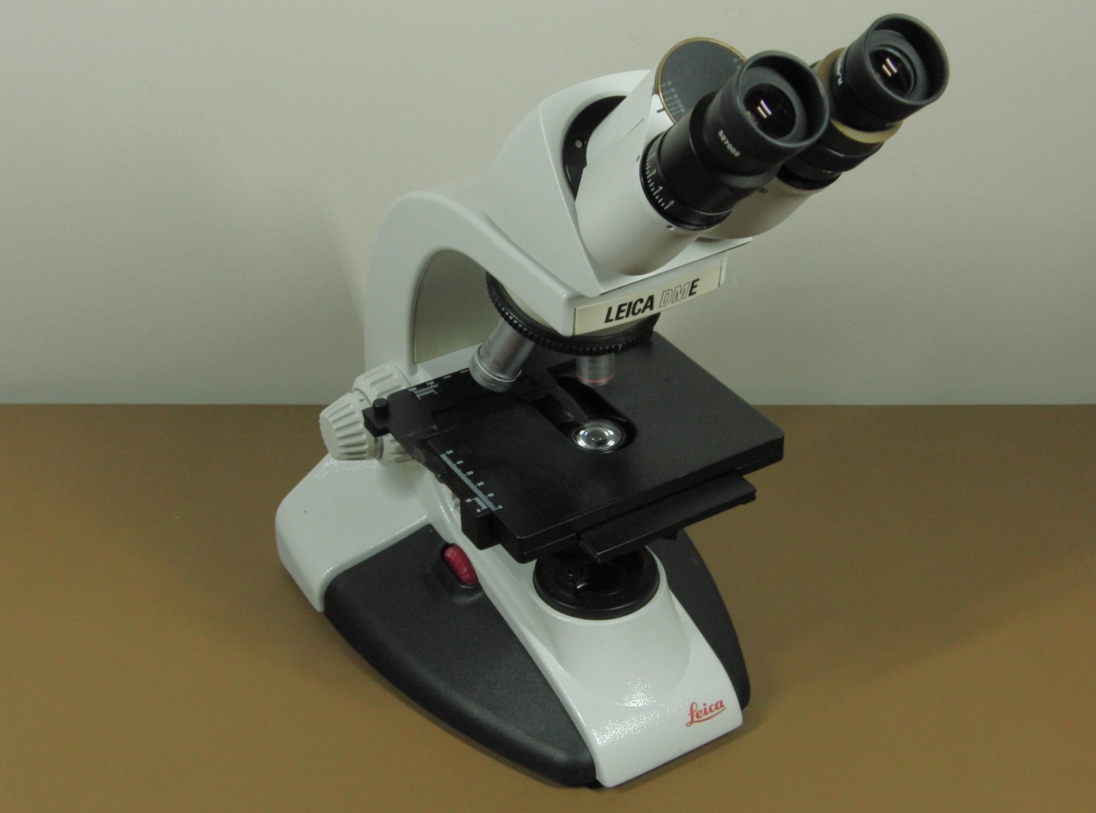 Leica DME 13595xxx Microscope with (4) HI PLAN Objectives 4x/10x/40x/100x