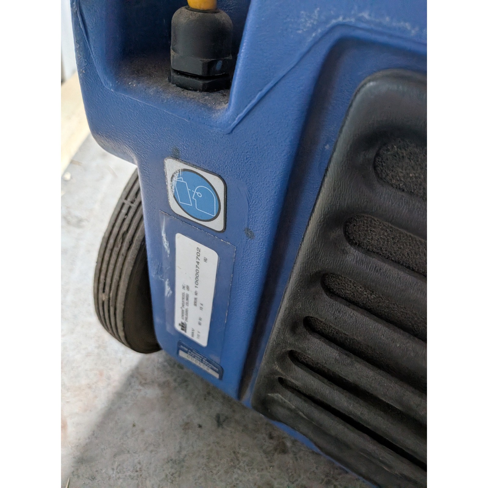 Windsor Wave Wide Area Vacuum 28 Inch Commercial Industrial Carpet Cleaner Blue