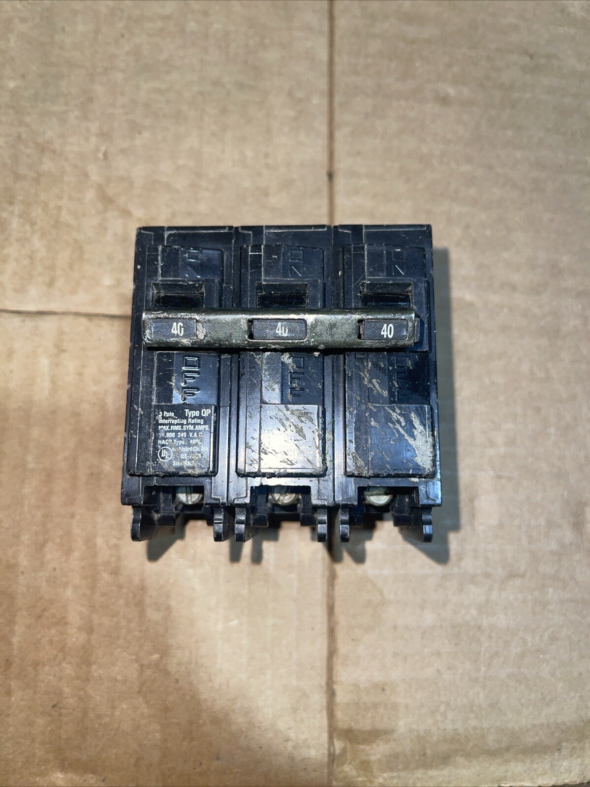 Siemens Q340 Circuit Breaker, 40 A, 240V Ac, 3 Pole, Plug In Mounting