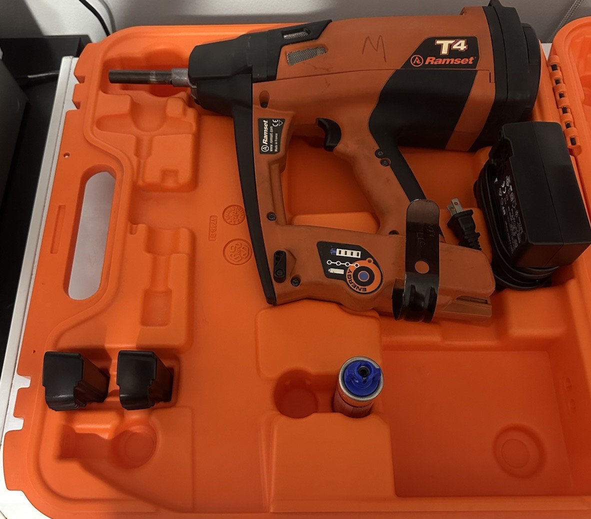 RAMSET T4SS Nail Gun Kit, GAS TOOL, CORDLESS, 2 BATTERIES, CASE AND CHARGER.