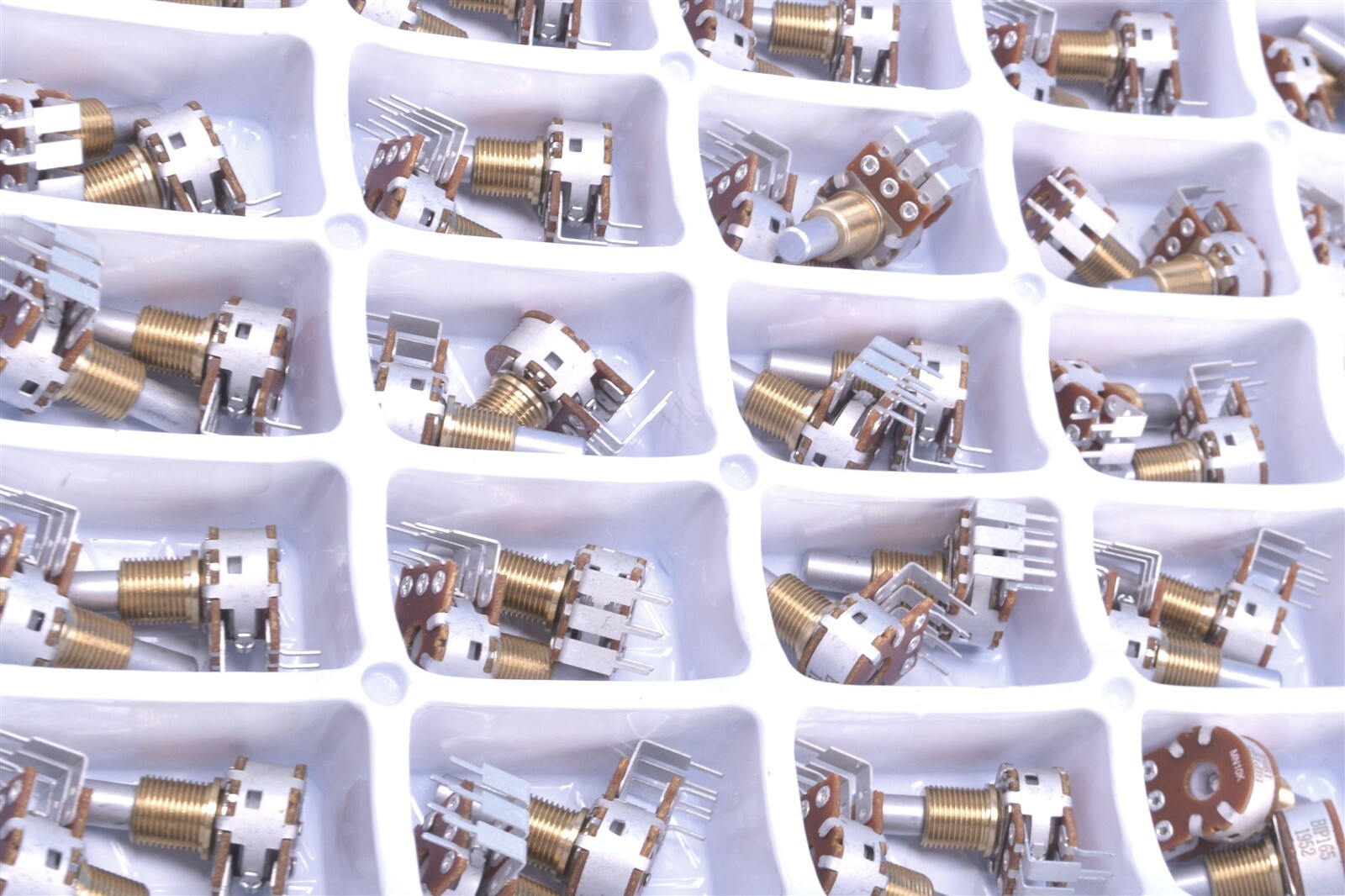 10 TT Electronics 17mm Rotary 2-Gang MN Balance Taper 10 Kilohms Potentiometers