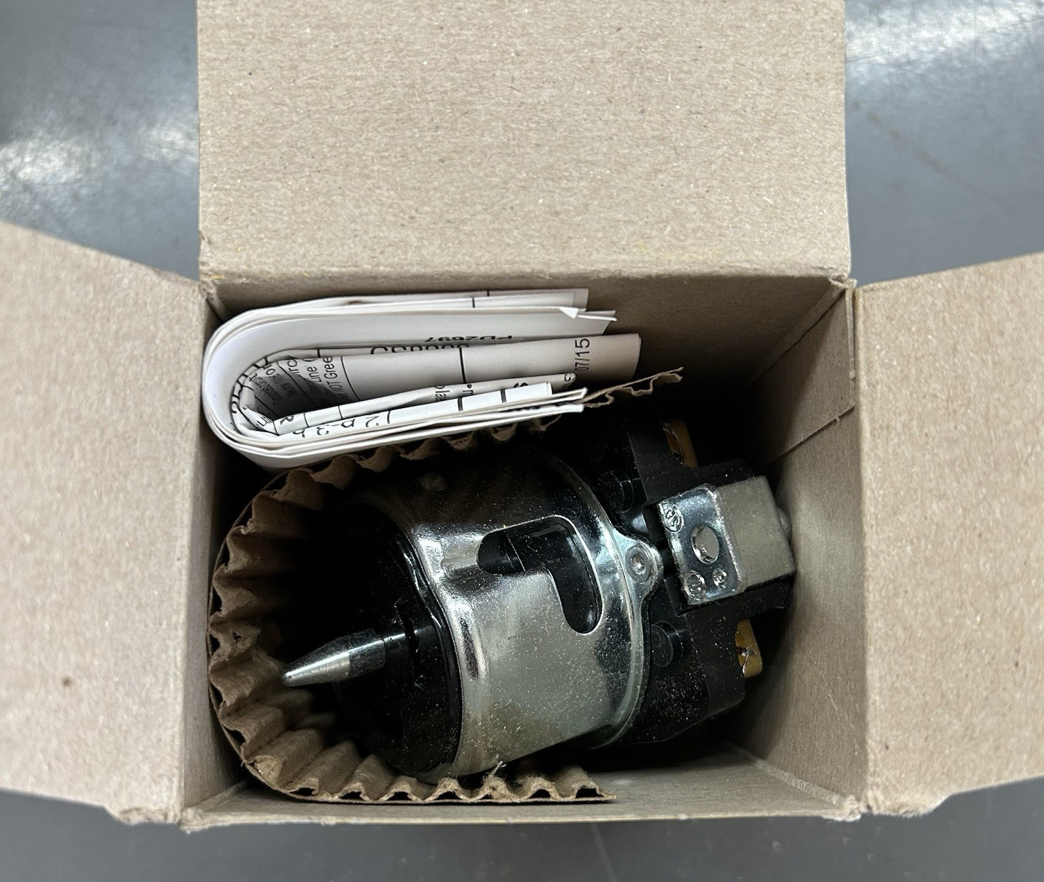 Hubbell CS8469 50A 480V Twist-Lock Receptacle California Style 2P3W Grounding NO