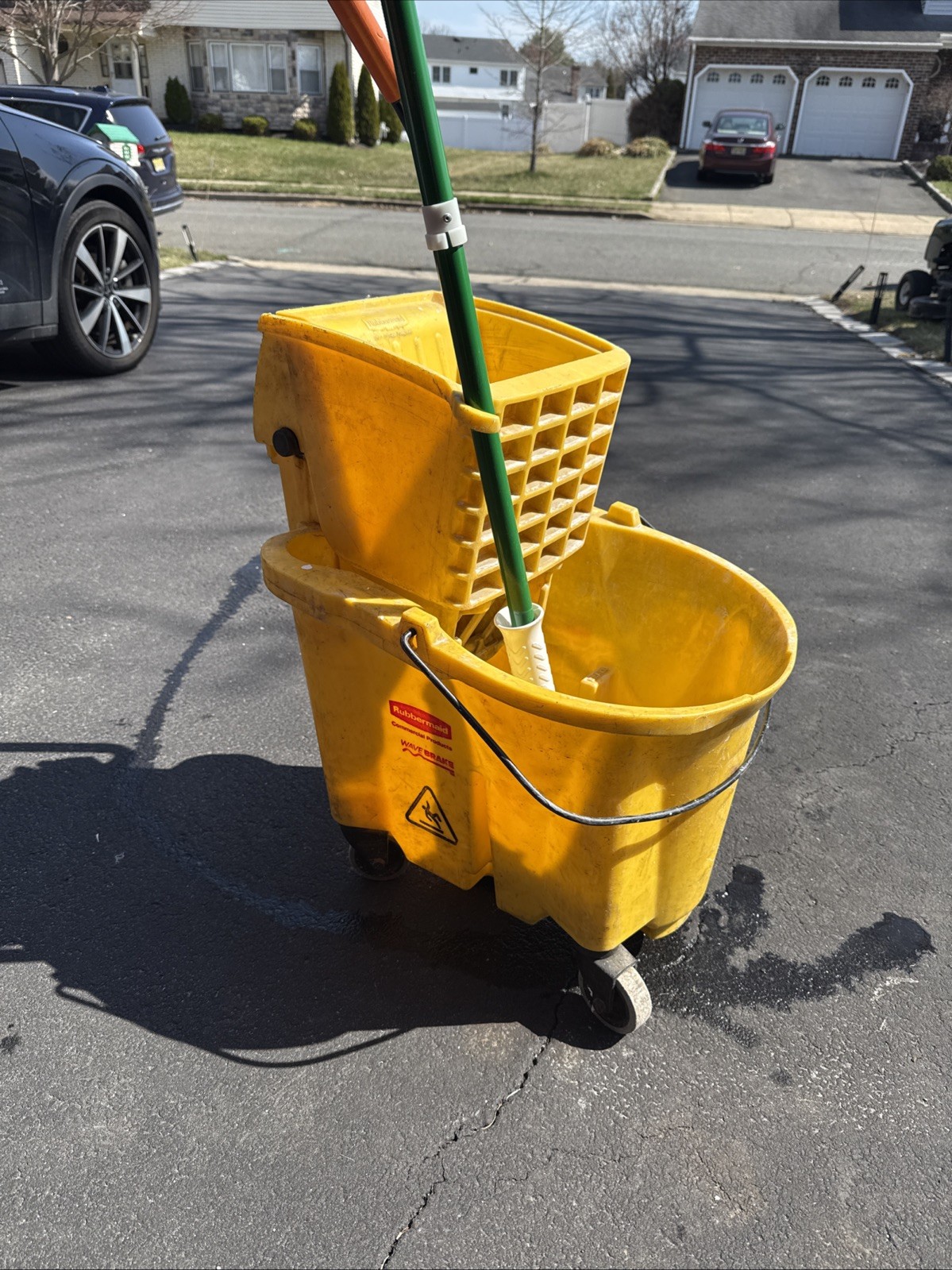 Rubbermaid Commercial Products Wavebrake 35Qt With Mop – Yellow