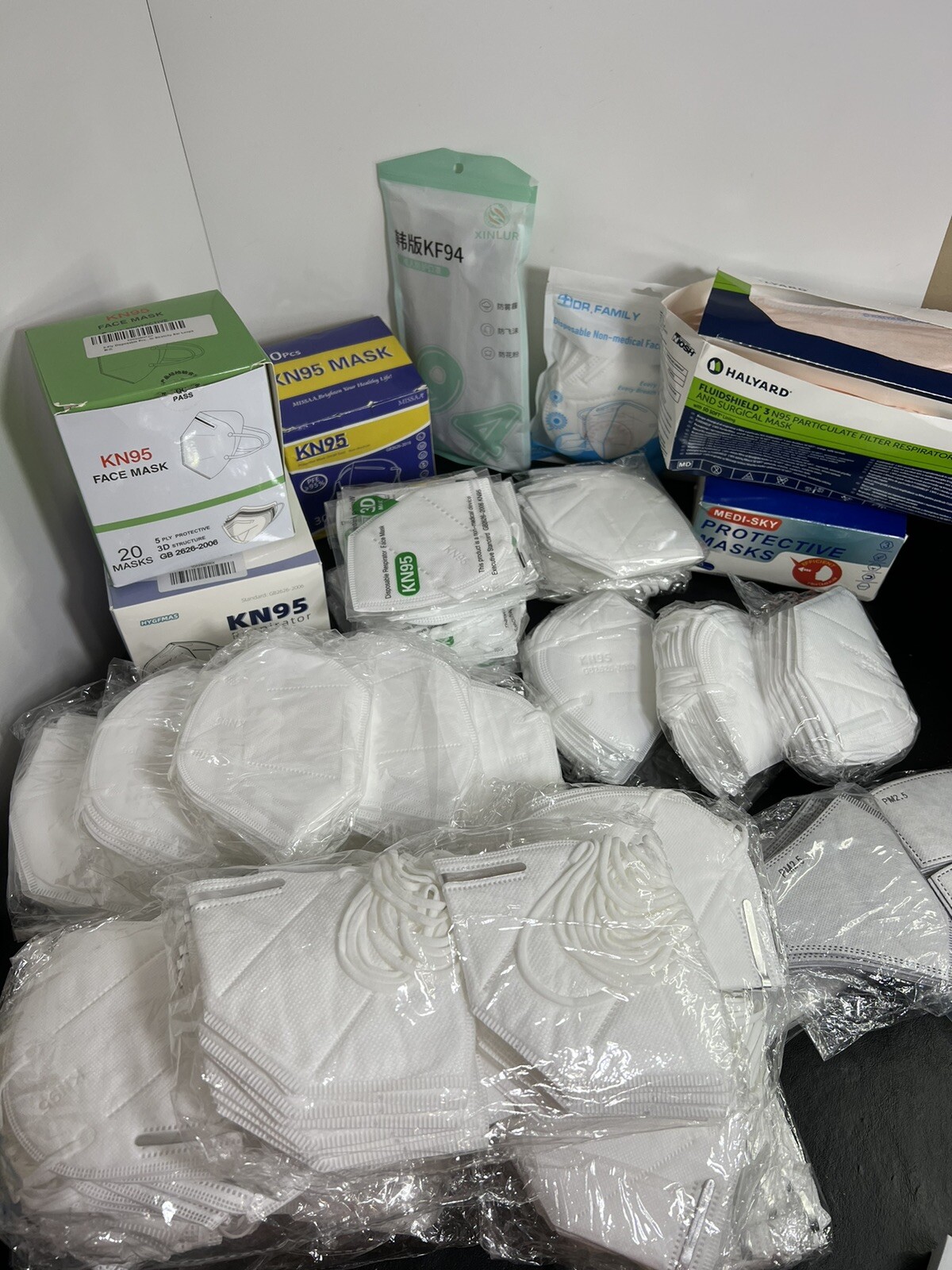 425 Pack KN95 Protective Face Mask Disposable Respirator + Disposable Gaskets