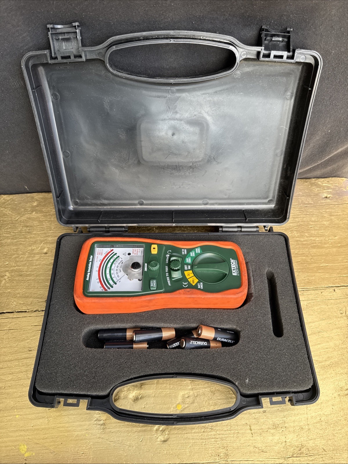 Extech 380320 Analog Insulation Tester Megohmmeter CAT III 1000V w/ Case