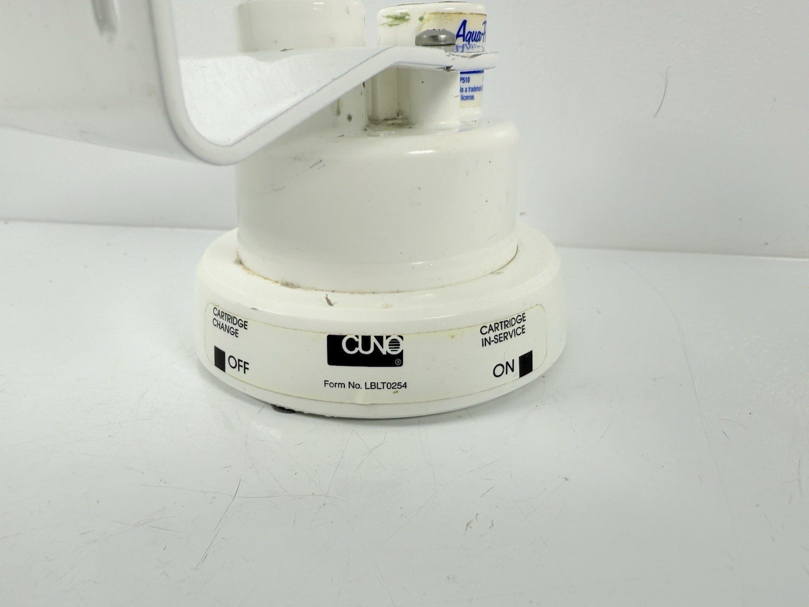 3M Aqua-Pure water filter system head unit. 3/8 replaceable cartridges.
