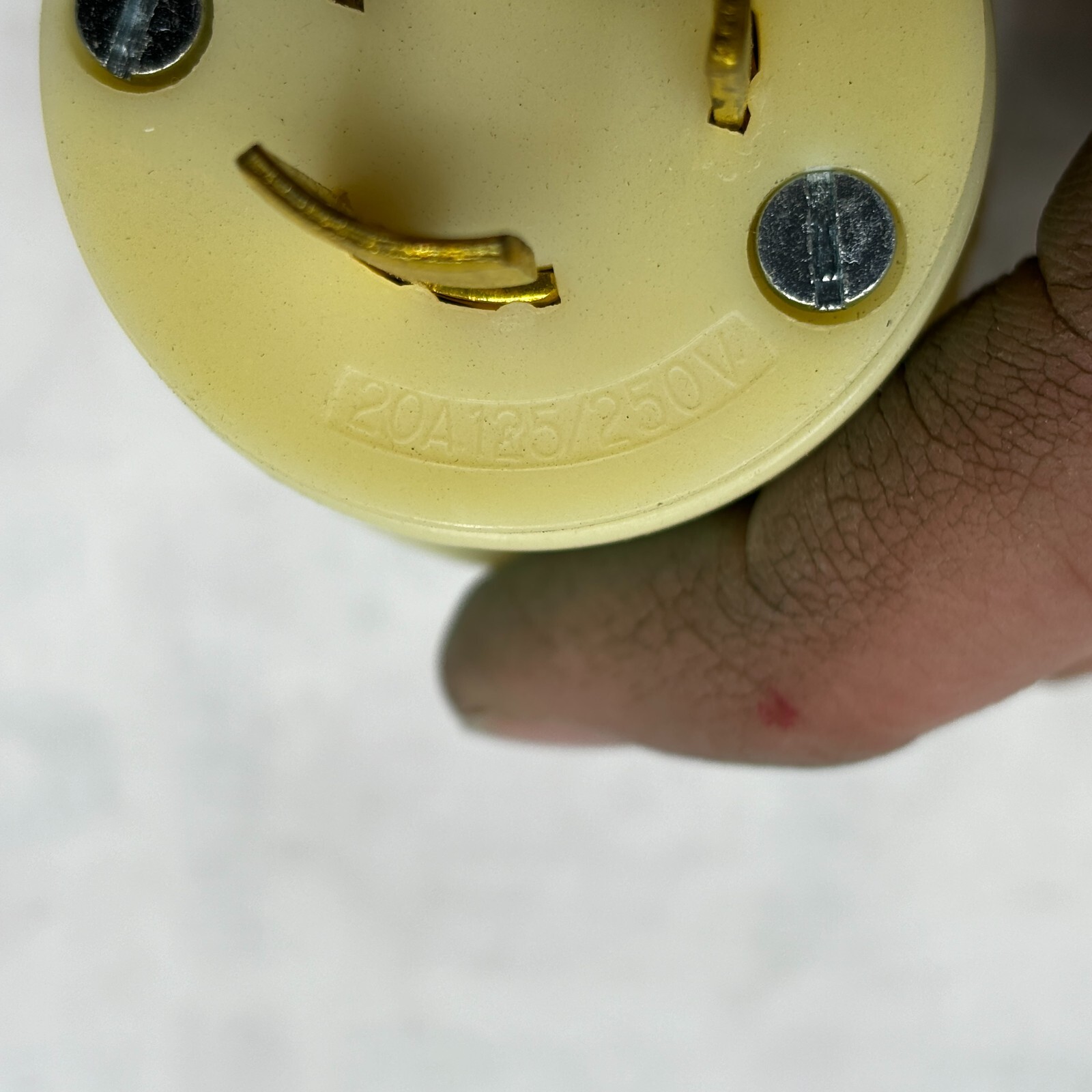 BRYANT 9965 WHITE NYLON LOCKING PLUG 20AMP 125/250VAC 3 POLE 3 WIRE QTY:1🔔