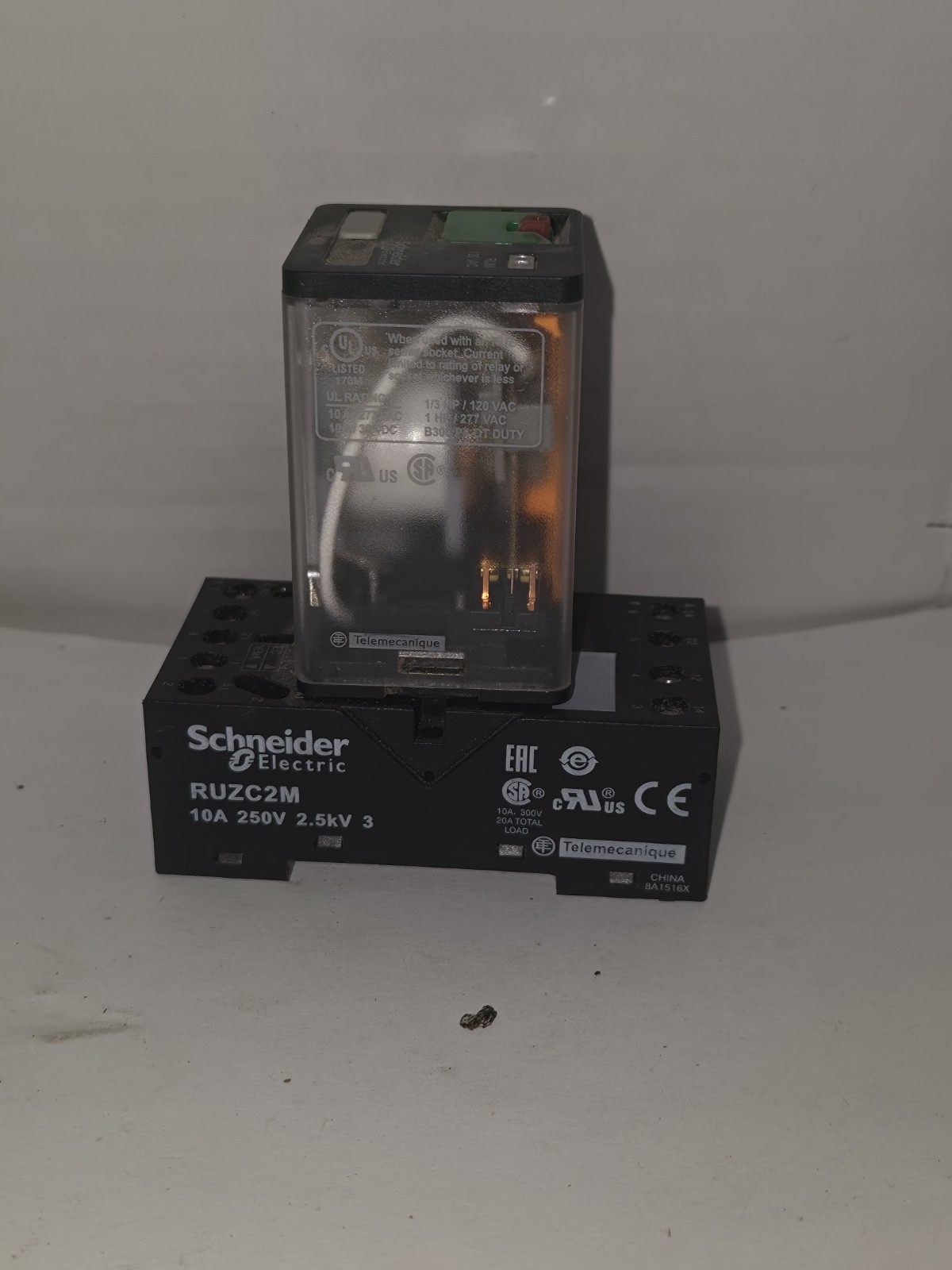 Schneider Electric RUMC21F7 Relay 120VAC 10A w/ RUZC2M Socket Base Telemecanique