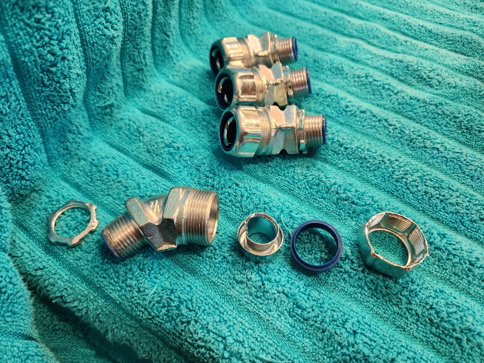 NEW LOT OF 4 THOMAS & BETTS 5342 LIQUIDTIGHT 45° CONDUIT ELBOW 1/2″ CONNECTOR