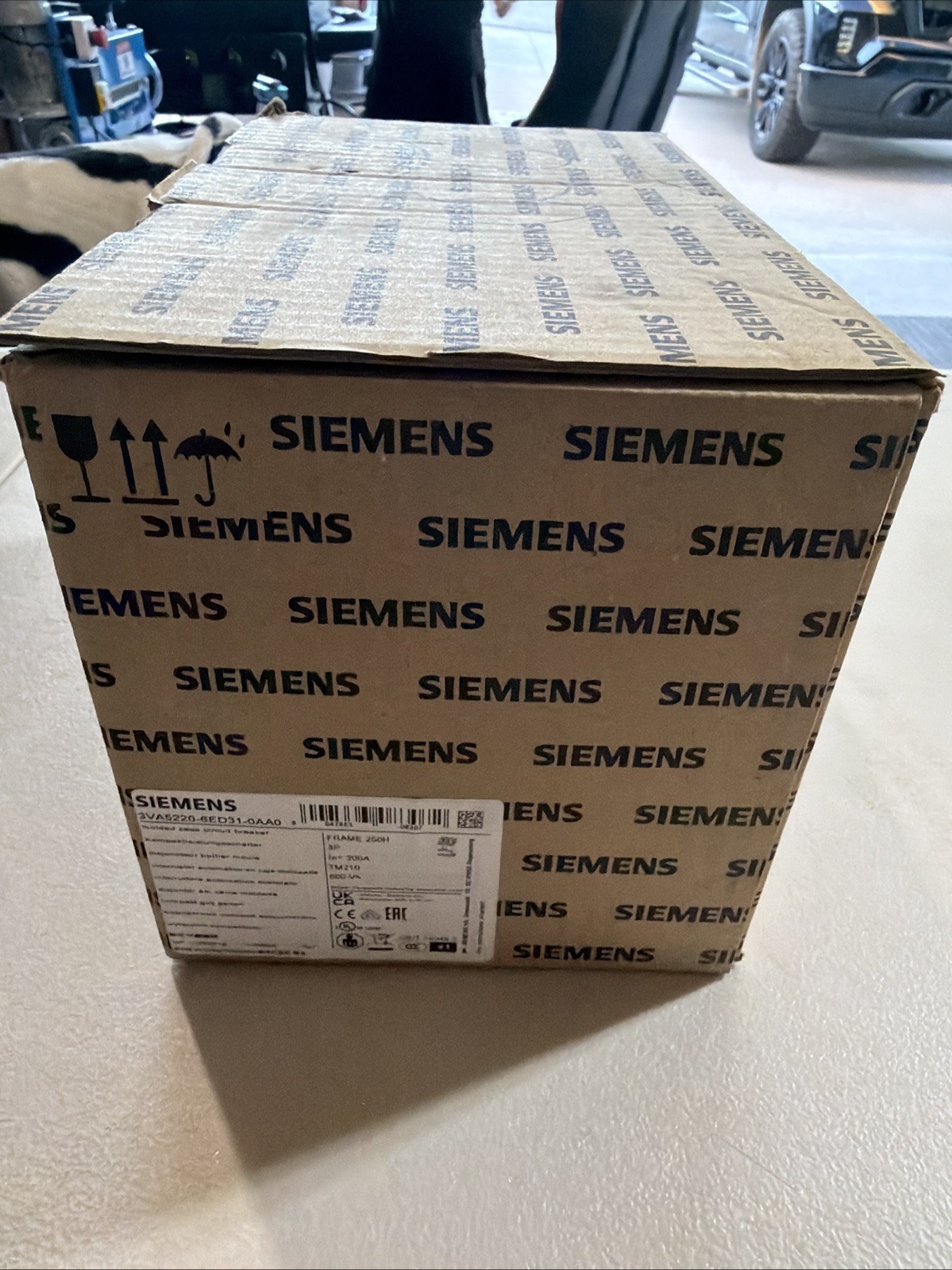 Siemens 3VA5220-5EC31-0AA0 200Amp 3-Pole Molded Case Breaker New In Box!!!!!!!!!