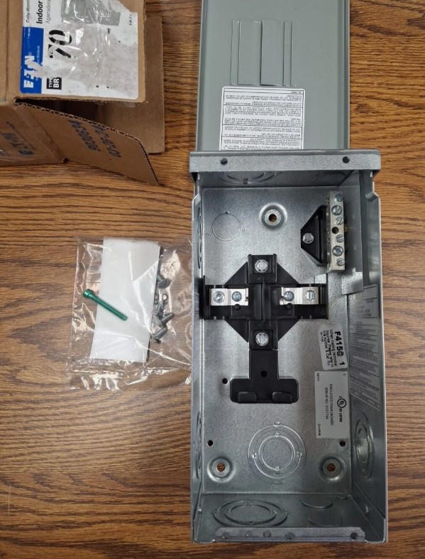 Eaton 70 amps 120/240 V 2 space 4 circuits Surface Mount Main Lug *105