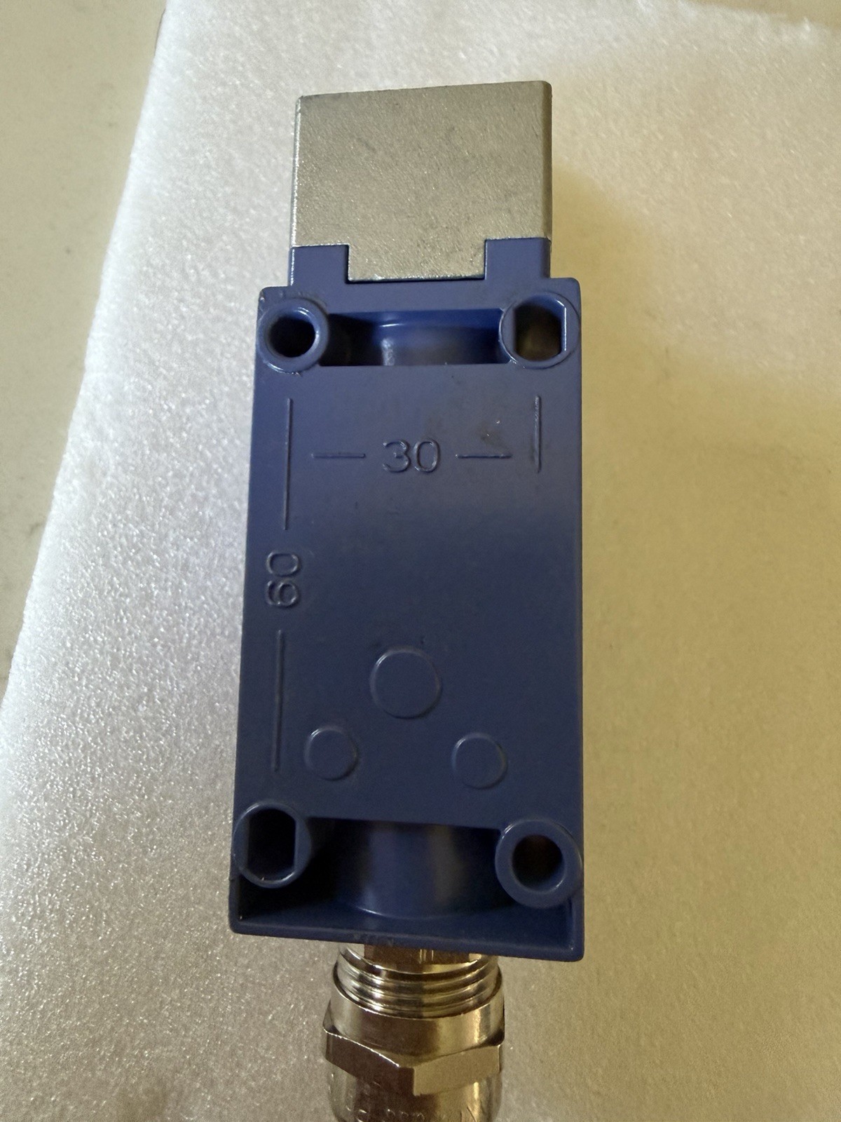 Telemecanique Sensors Xckj10513h7 Limit Switch, Roller Lever, Rotary, 1Nc/1No,