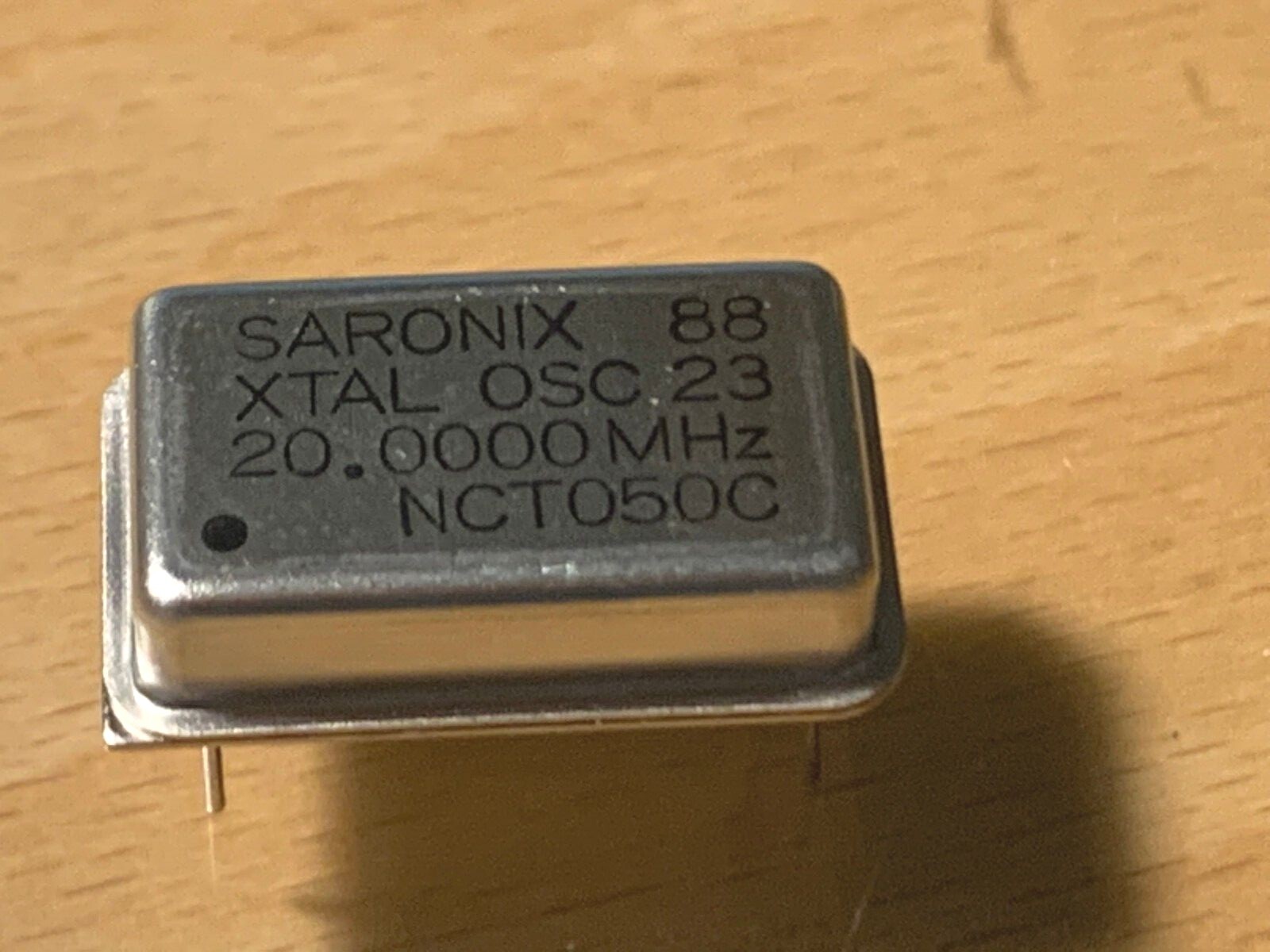 20.0000 MHz SARONIX CRYSTAL OSCILLATOR FUL SIZE.