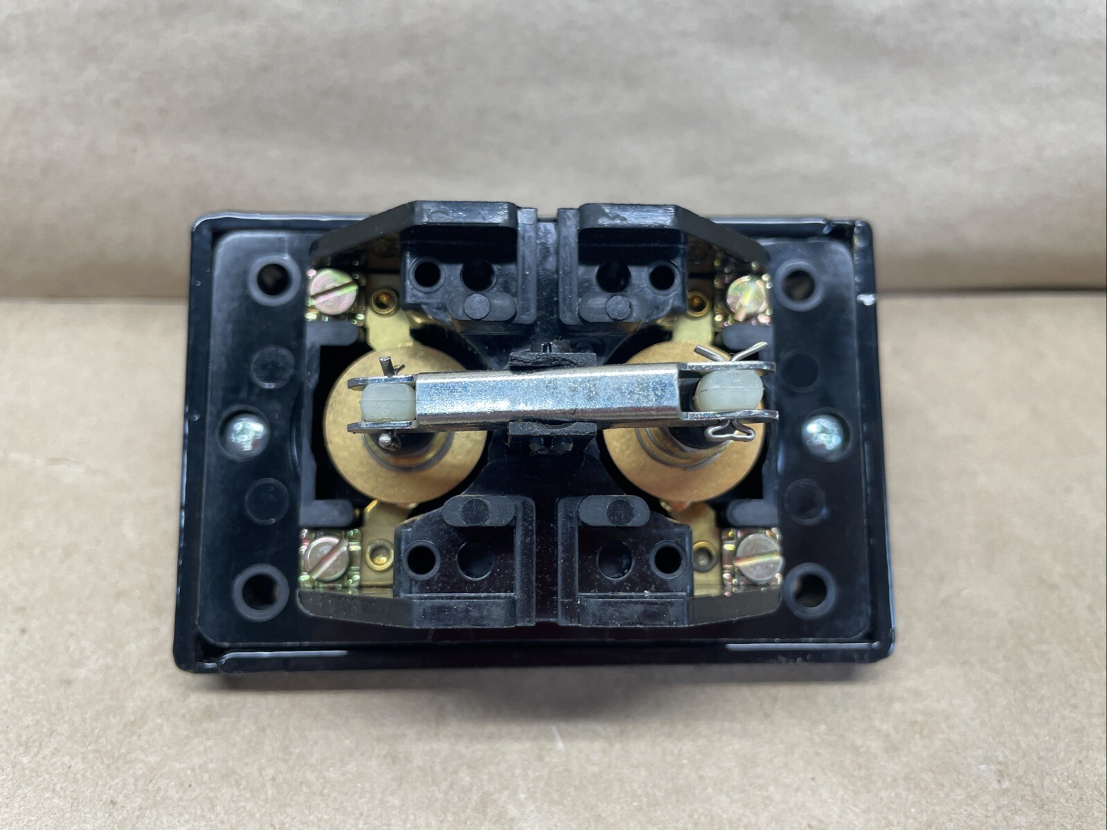 🚦 REES 02883-032 Green / Red Plunger Switch Maintained Contacts 02883032 Qty 1