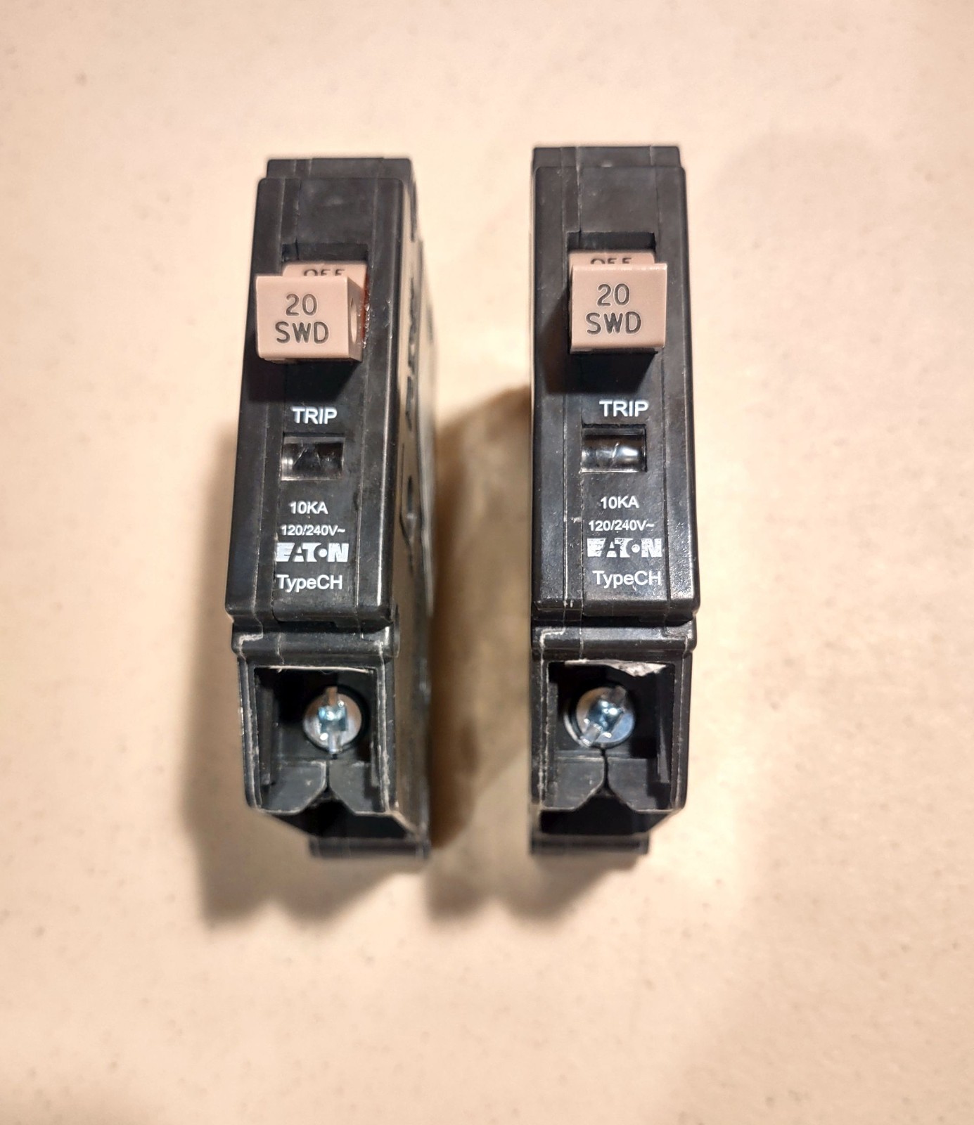 NEW – Set of 2 Eaton CHF120 20A Plug On Trip Indicator 1-Pole Circuit Breaker