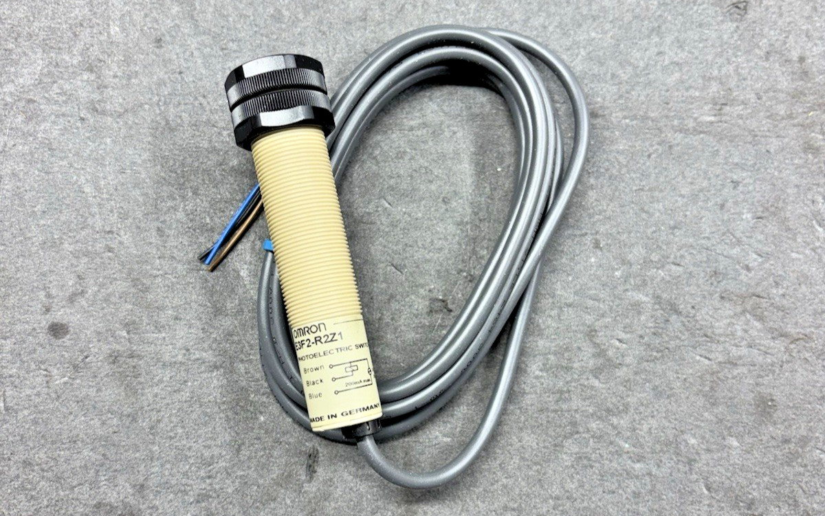 OMRON E3F2-R2Z1 2M RETRO-REFLECTIVE PHOTOELECTRIC SWITCH SENSOR 24 to 240 VAC⚡FS