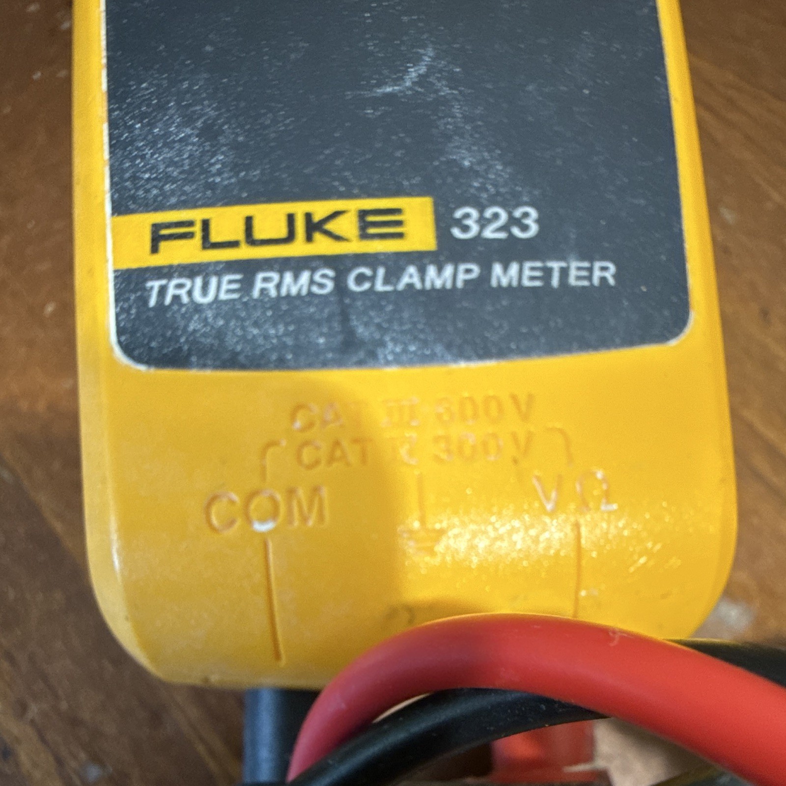 Fluke 323 True RMS Clamp Meter CAT III 400A 600V Digital w/ Test Leads