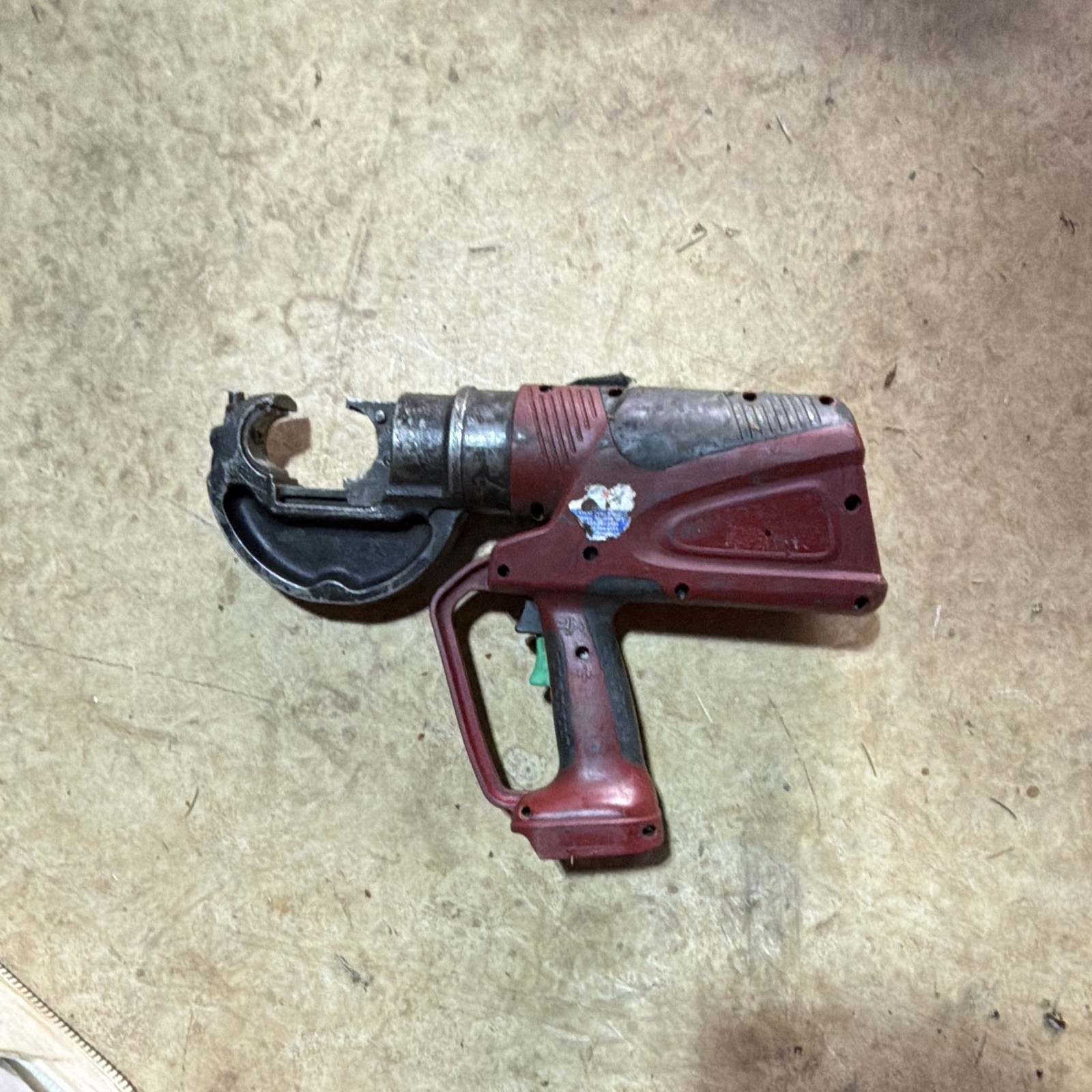 Milwaukee M12 2471-20 Copper Cable Cutter, 750 MCM Max, Red, 13in y35