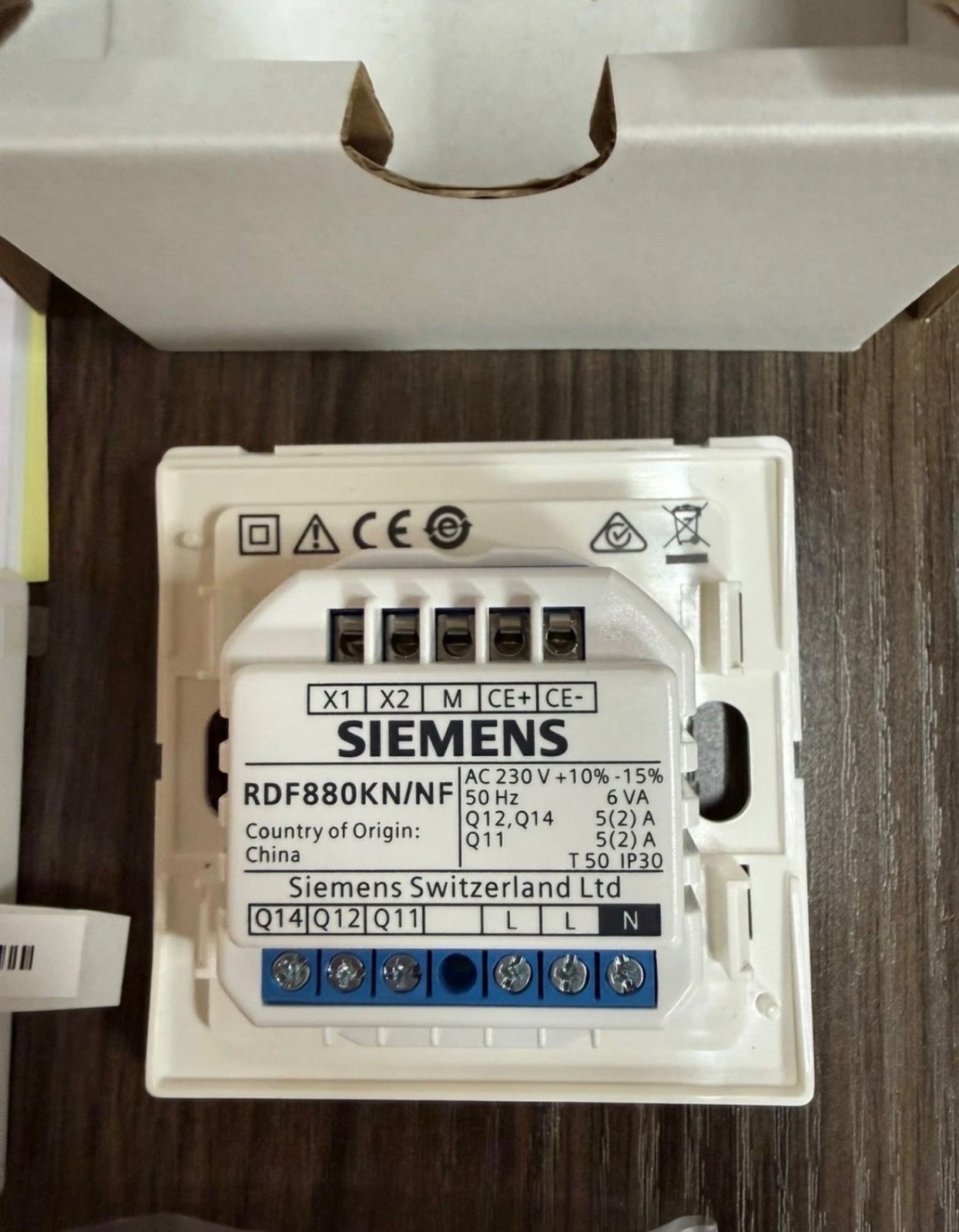 SIEMENS RDF880KN/NF ROOM THERMOSTAT TOUCH SCREEN FLUSH-MOUNT S55770-T398