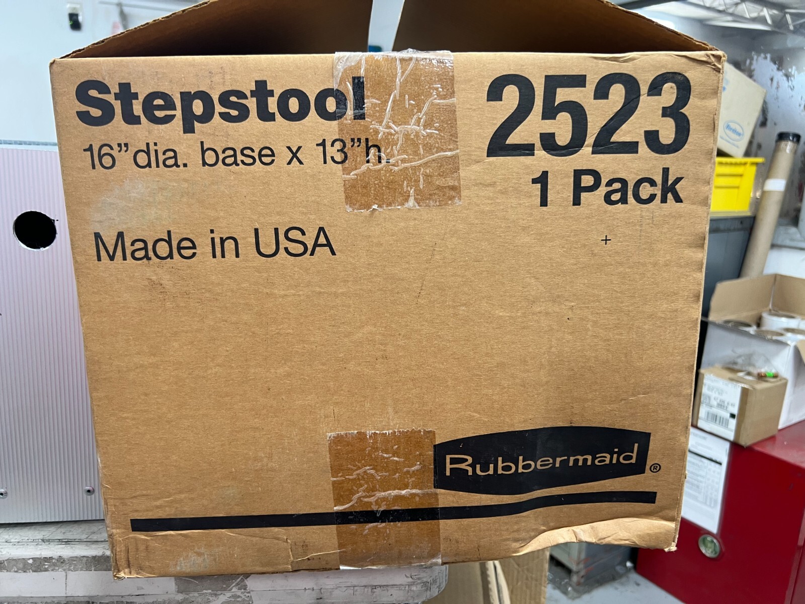 👀 NEW RUBBERMAID 16″ DIA BASE x 13″ HEIGHT STEPSTOOL W/ RETRACTING WHEELS 2523