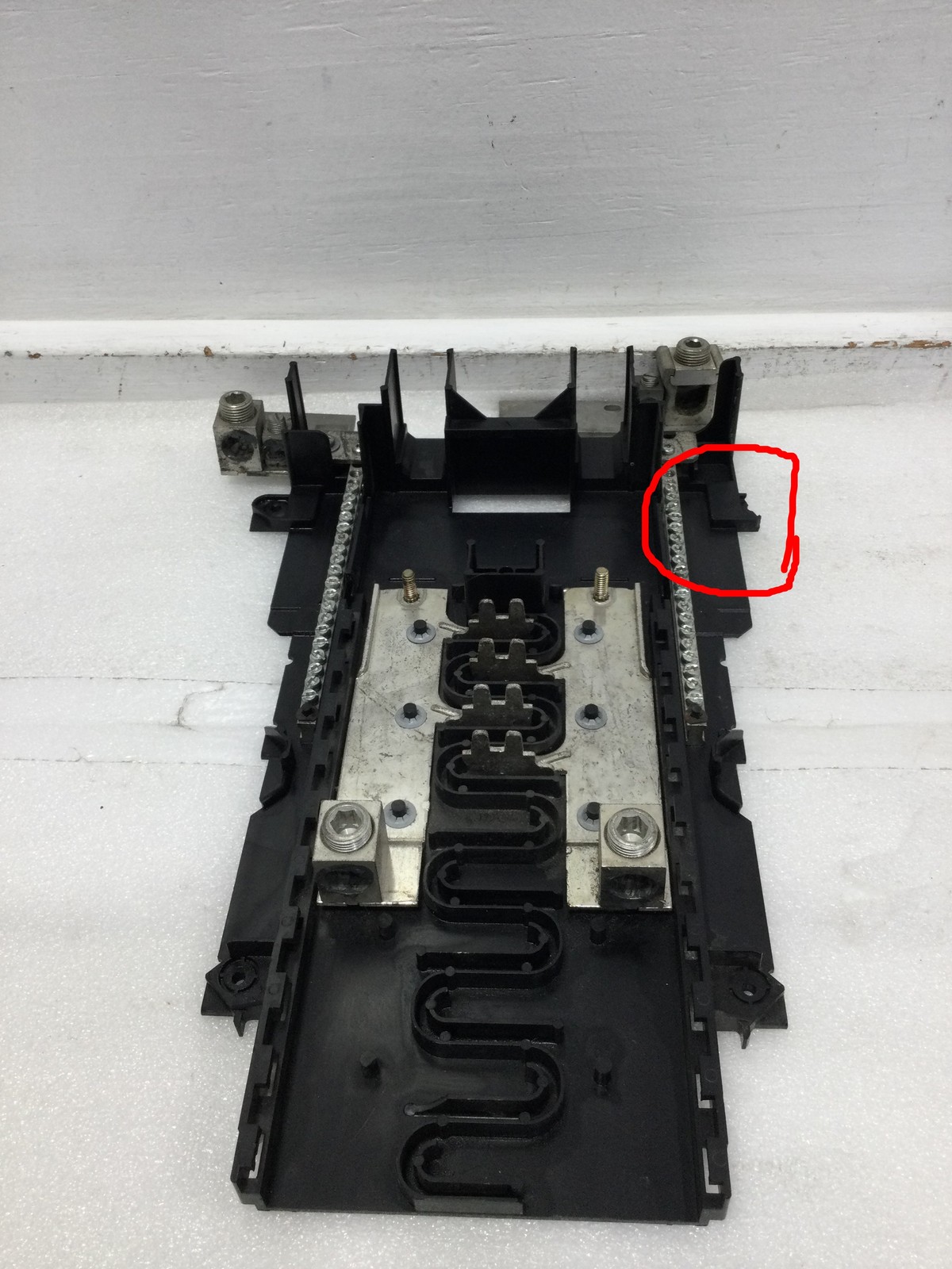 Square D HOM816M200PFTRB 200 Amp 4 Space Load Center Guts Only 11″ x 18″ – Flaw