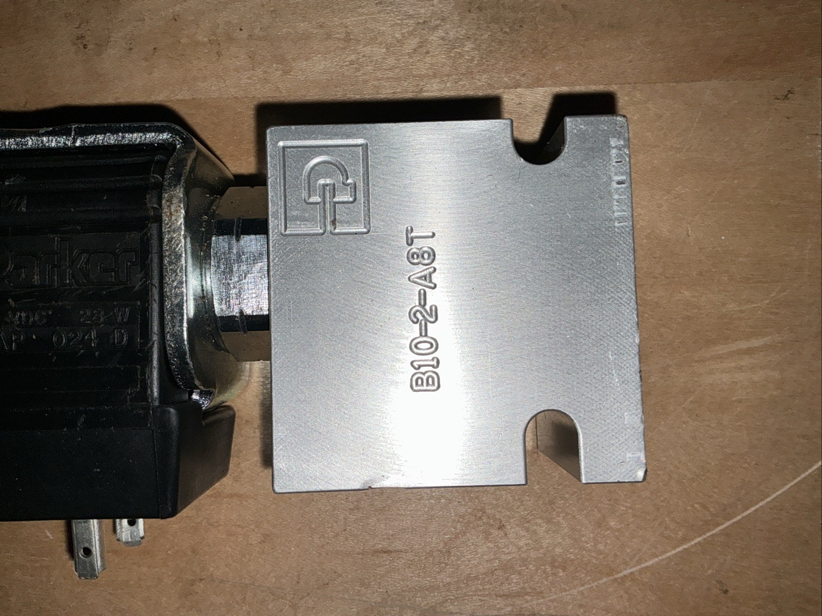 Parker Hannifin Hydraulic Cartridge Valve Body B10-2-A8T 4820-01-667-9947 24 VDC
