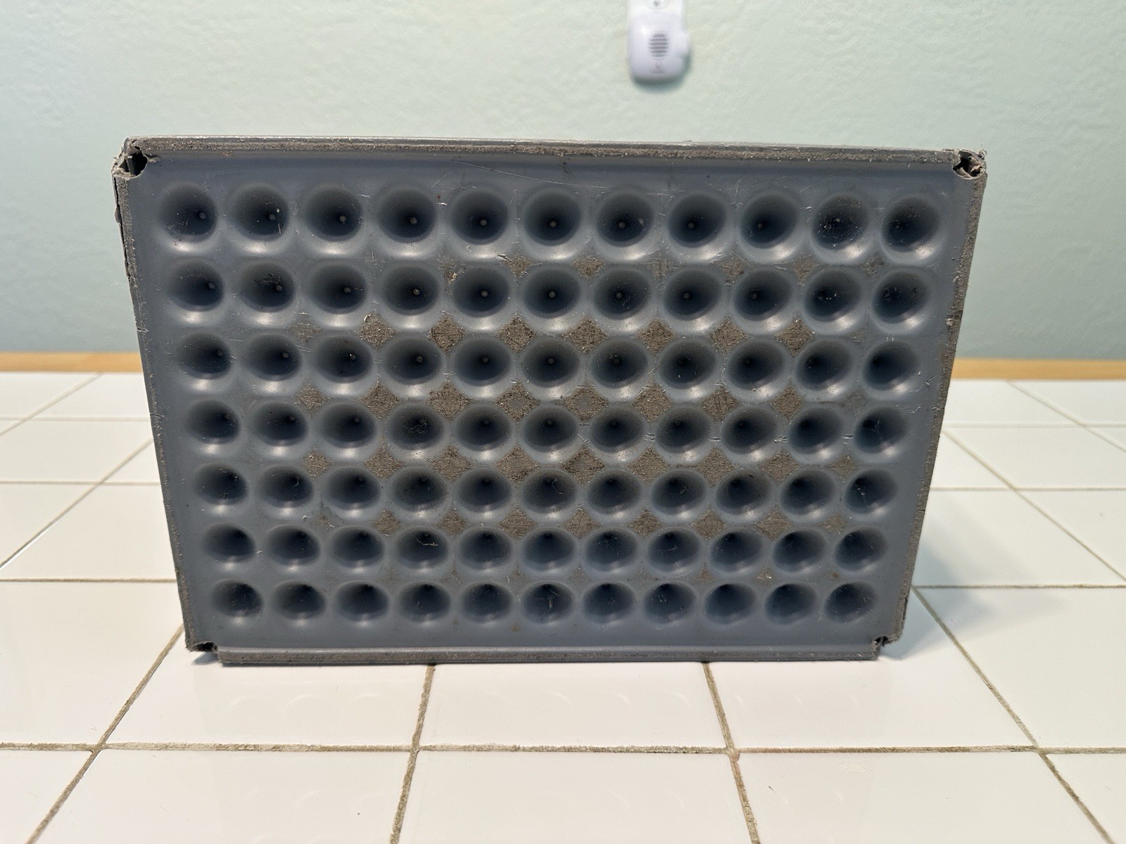 Benjamin MFG Co Nipple Caddy Tray 77 Capacity Storage Gray Plastic T1005 Handle