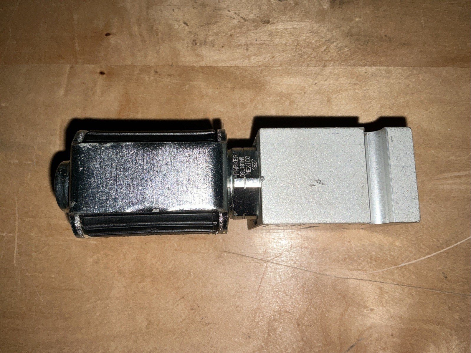 Parker Hannifin Hydraulic Cartridge Valve Body B10-2-A8T 4820-01-667-9947 24 VDC