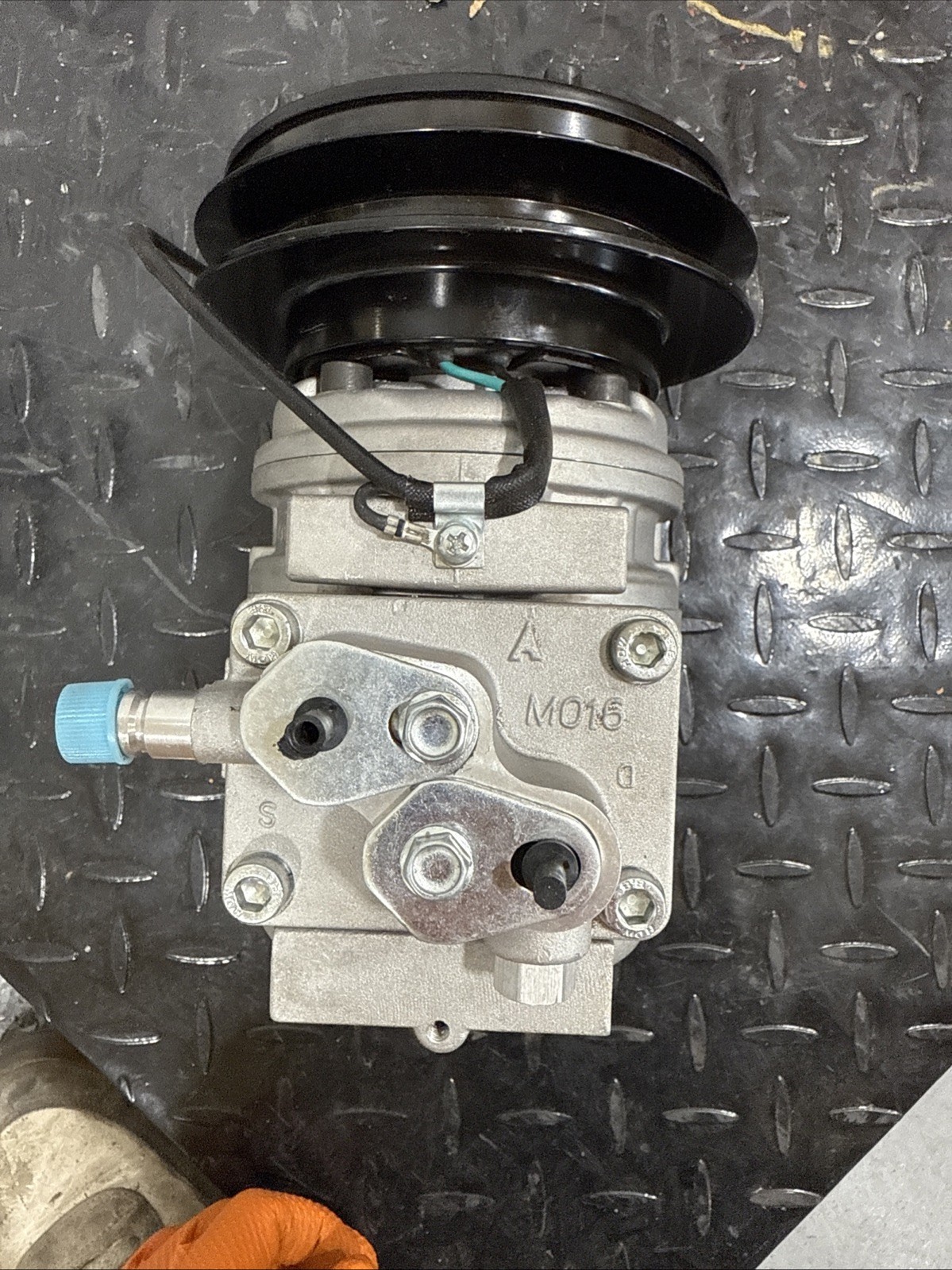 New A/C Compressor Assembly for Komatsu PN 14X-Z11-8580