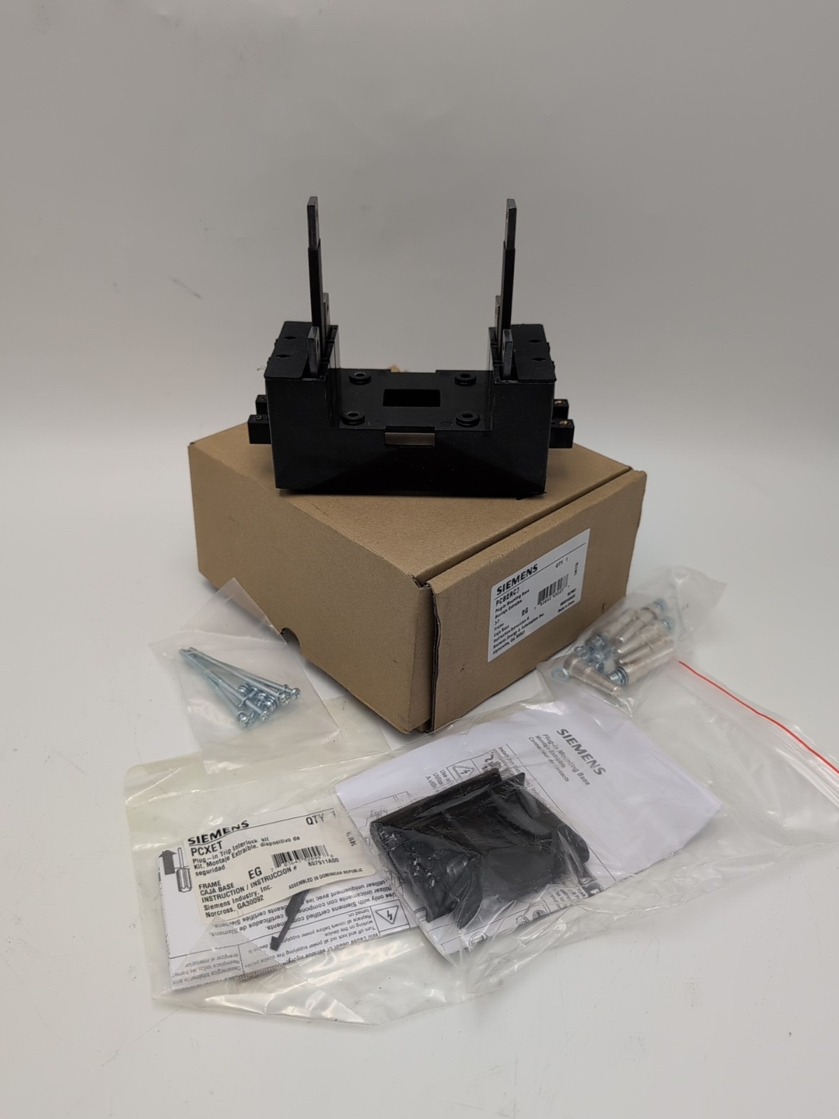 NEW IN BOX SIEMENS PCBERC3 PLUG-IN MOUNTING BASE. FAST SHIP! LOW PRICE GUARANTY