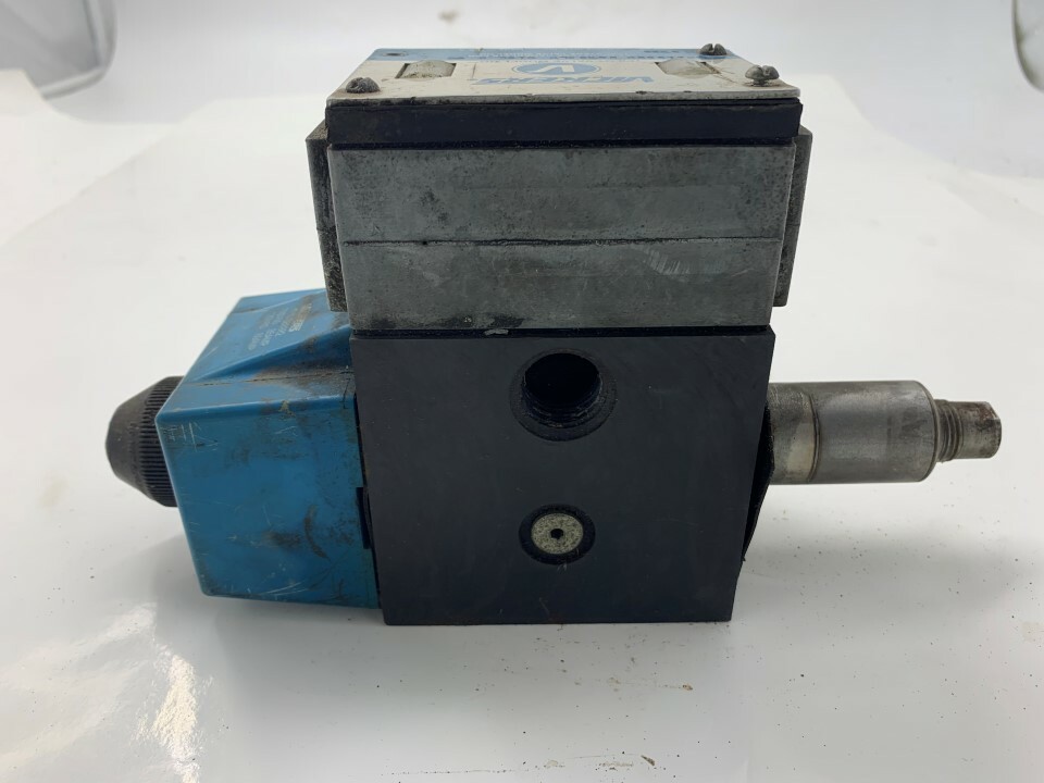 Vickers 02-119590 DG44LW 016C B 60 w/ 868982 110v/50hz .85amp 120v/60hz .69amp