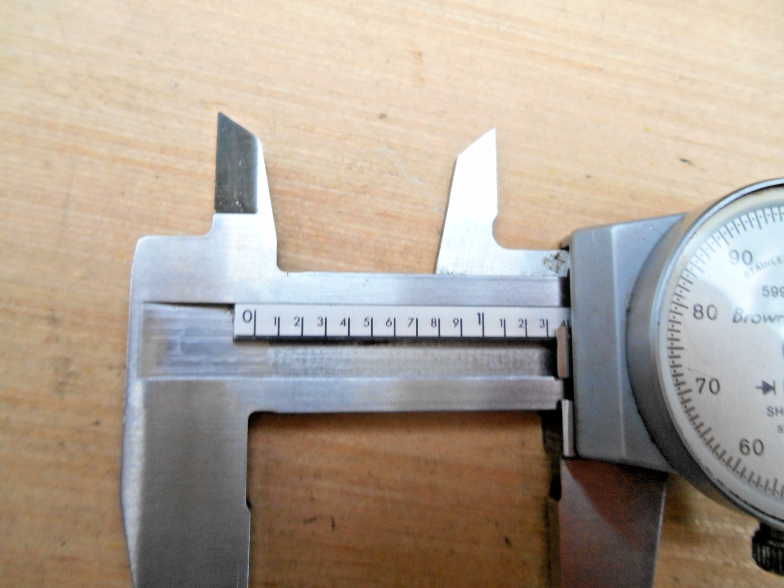 BROWN & SHARPE 599-574-5 DIAL CALIPER 6″ WITH WOOD CASE
