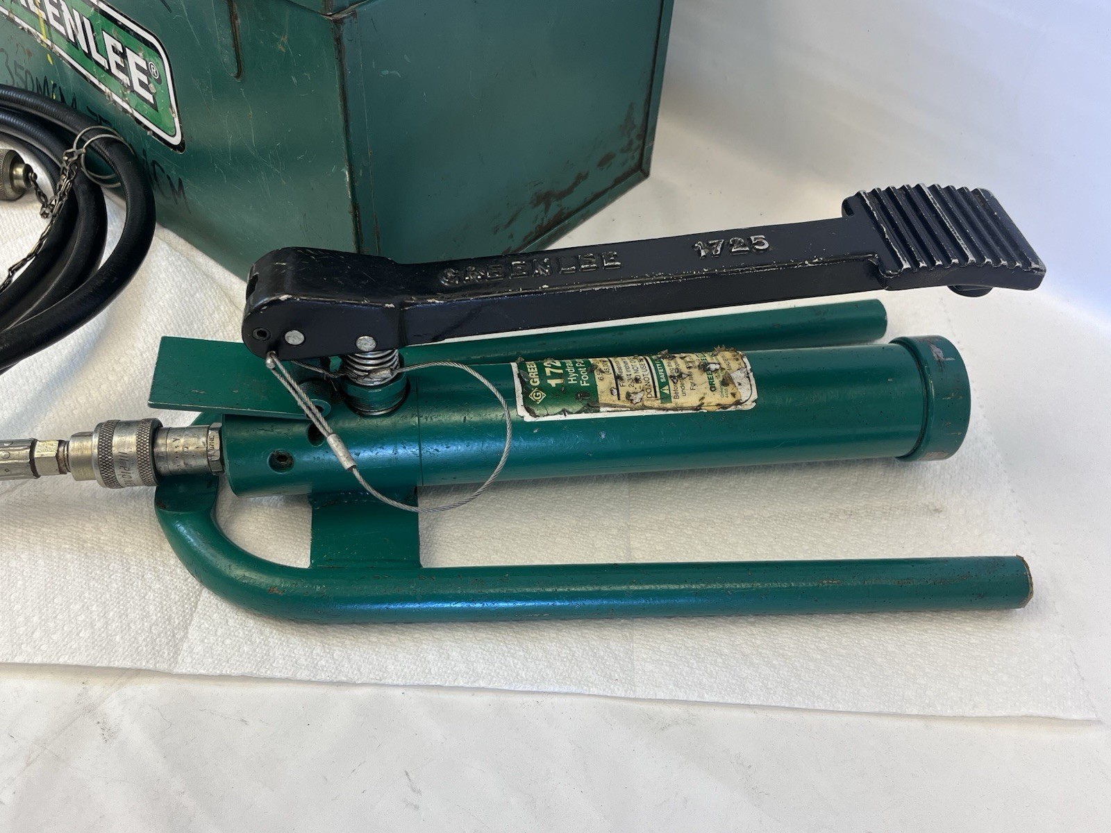 GREENLEE 800 HYDRAULIC CABLE BENDER WITH GREENLEE 1725 HYDRAULIC FOOT PUMP
