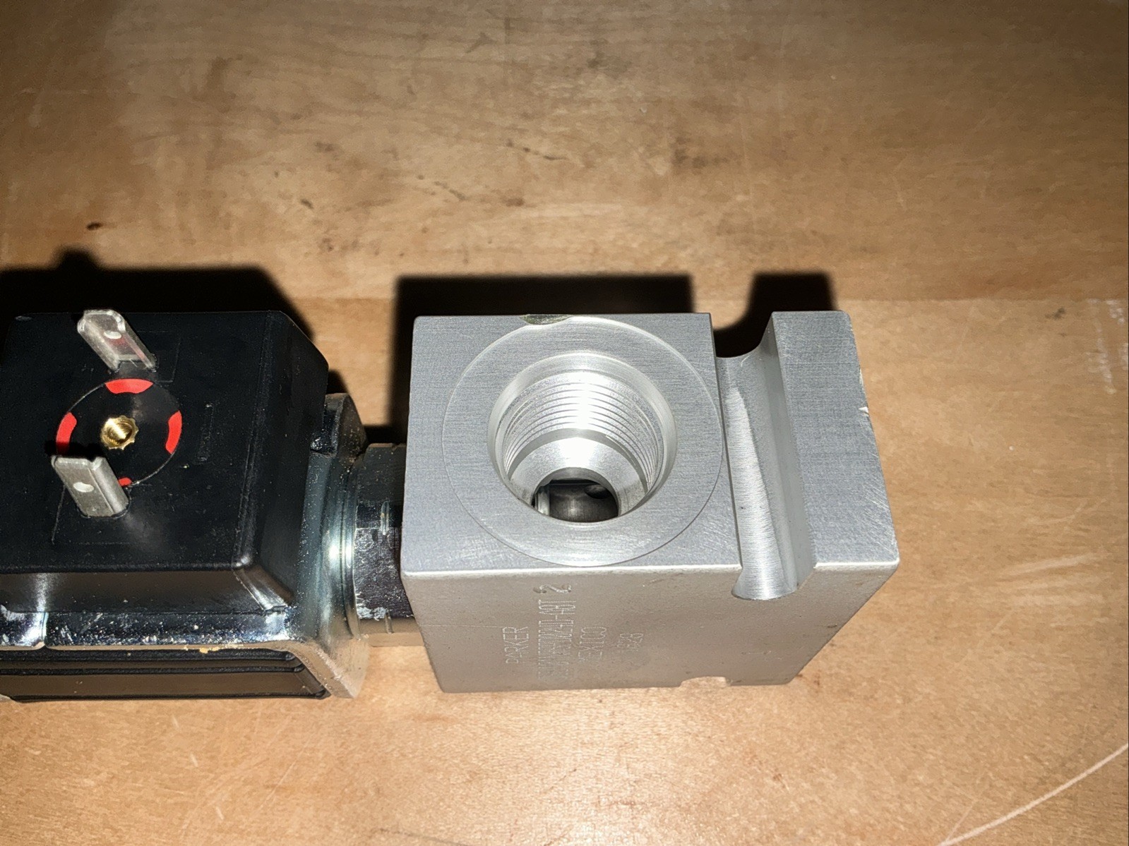 Parker Hannifin Hydraulic Cartridge Valve Body B10-2-A8T 4820-01-667-9947 24 VDC