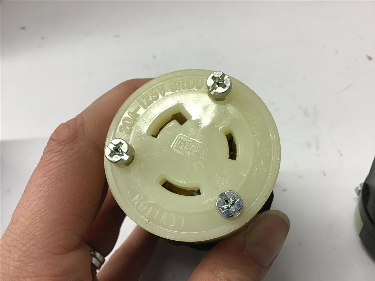 Leviton 2313 20 Amp 125 Volt Connector locking 2 Pole Lot Of 2