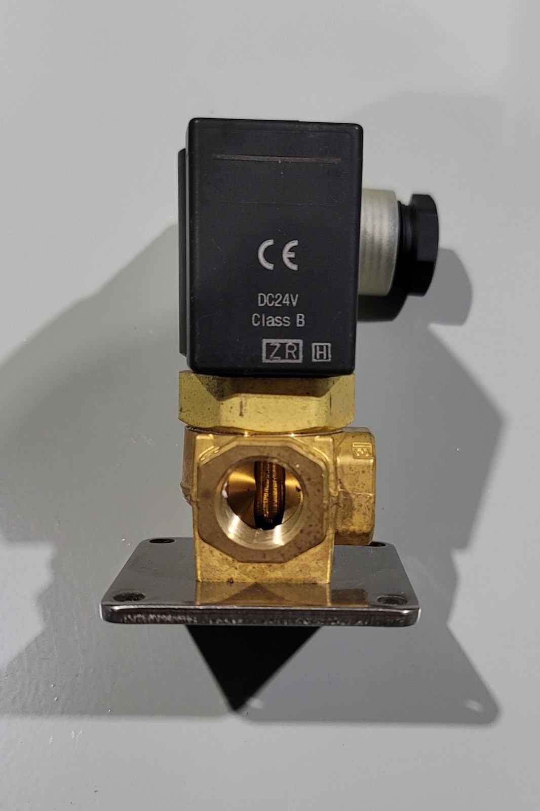 SMC VX3240-03N-5DZ1-B Solenoid Valve 0.3 MPa Air/Water, 1/4″ NPT, 24v DC Coil