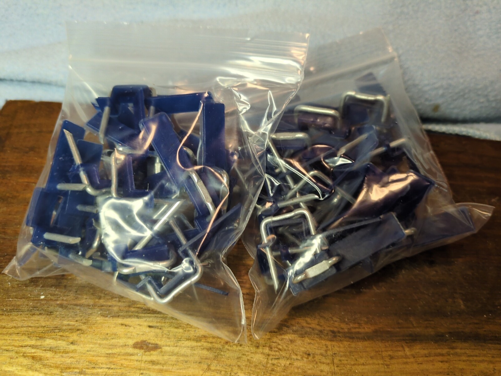 (50) EZ Cable Staples Insulated 5/8″ X 1″ NOS Easy To Use!