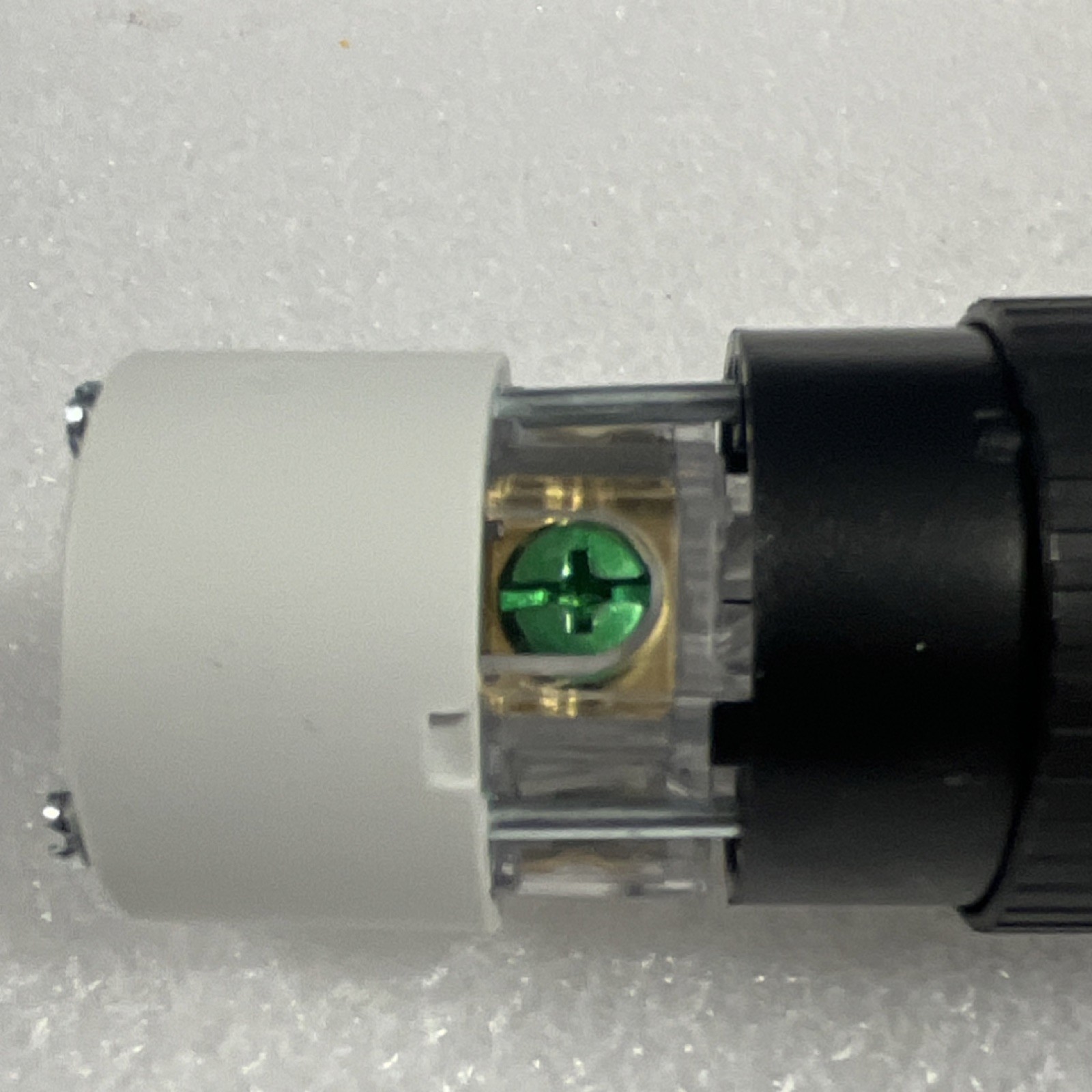 Hubbell NEMA 5-20R 20A 125V In-Line Connector White/Black Plastic Brass Screw