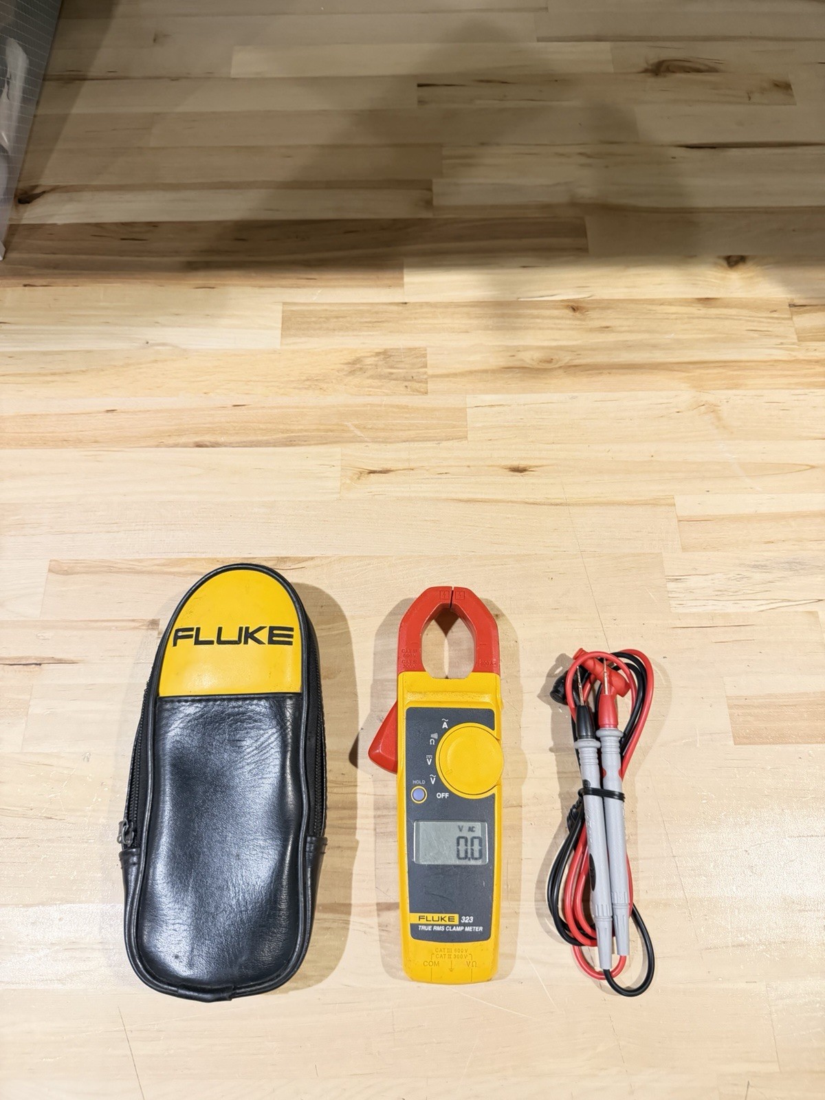 Fluke 323 TRUE-RMS DIGITAL CLAMP METER W/ BAG & LEADS (SHIPS FAST)