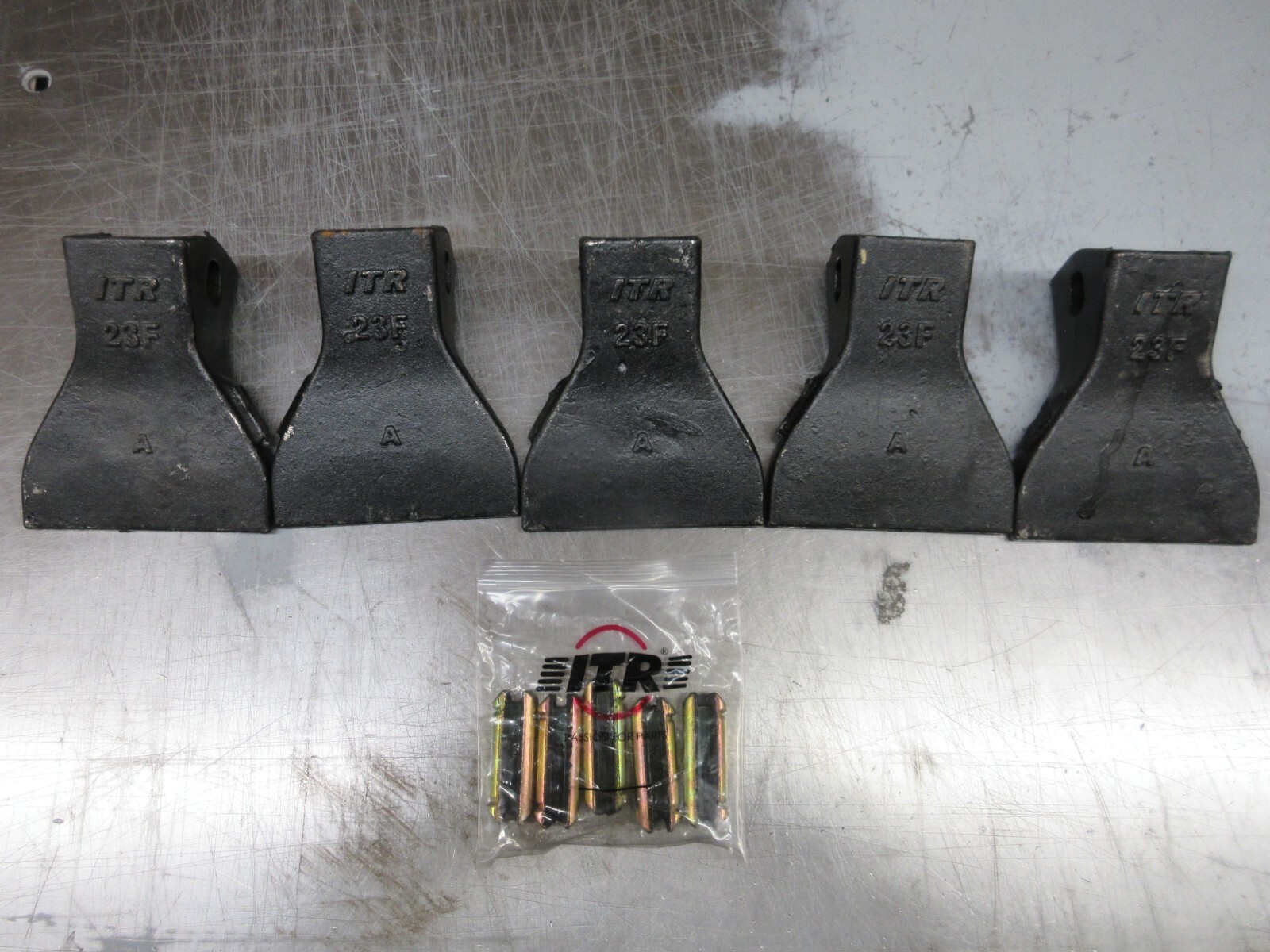 BACKHOE BUCKET TEETH FLARE DIGGING TEETH PIN Set 5 23 23F skidsteer Tooth ITR
