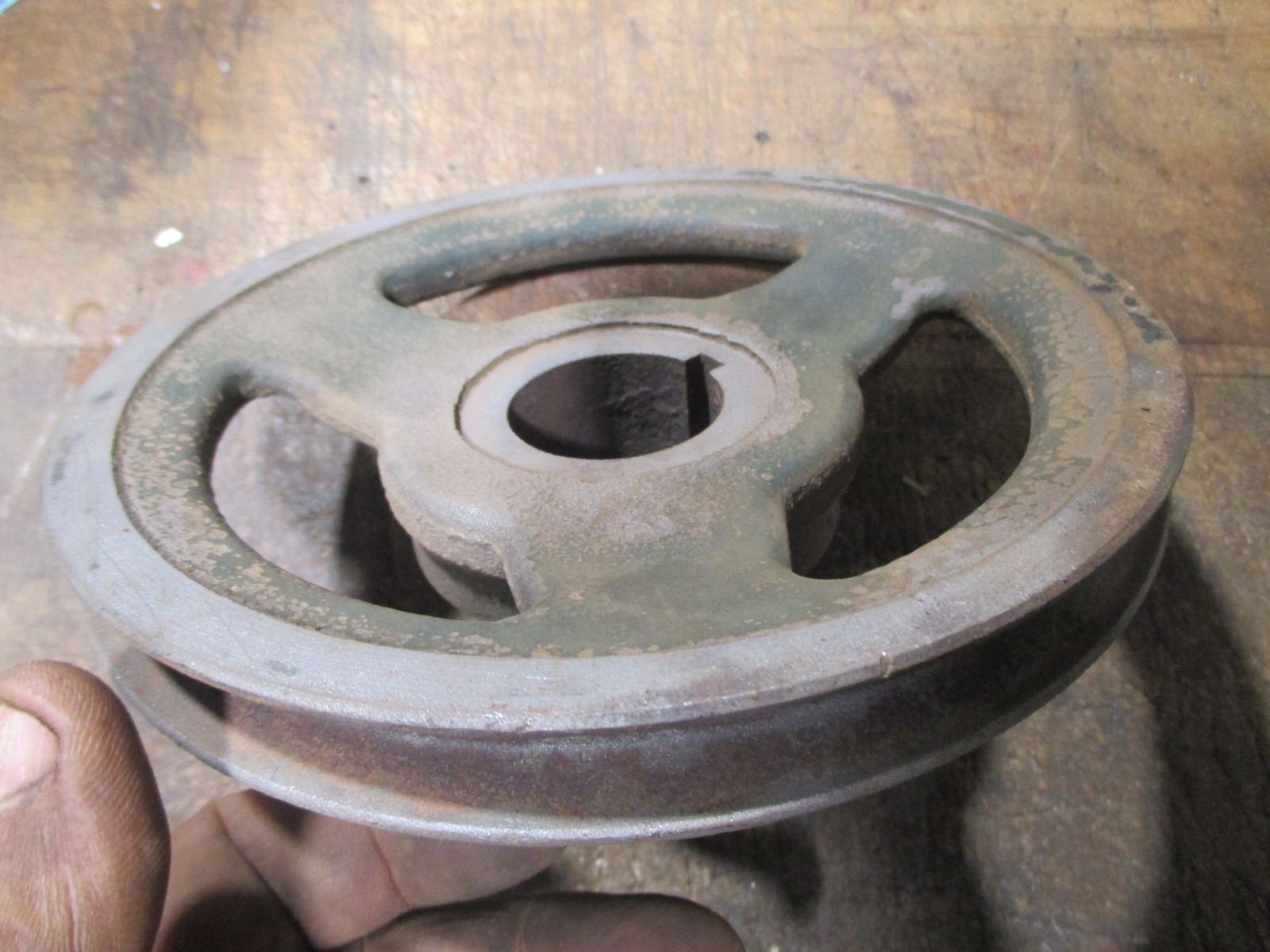 MASSEY FERGUSON 50, CRANKSHAFT PULLEY FOR CONTINENTAL 134 GAS, #1750076M1 USED