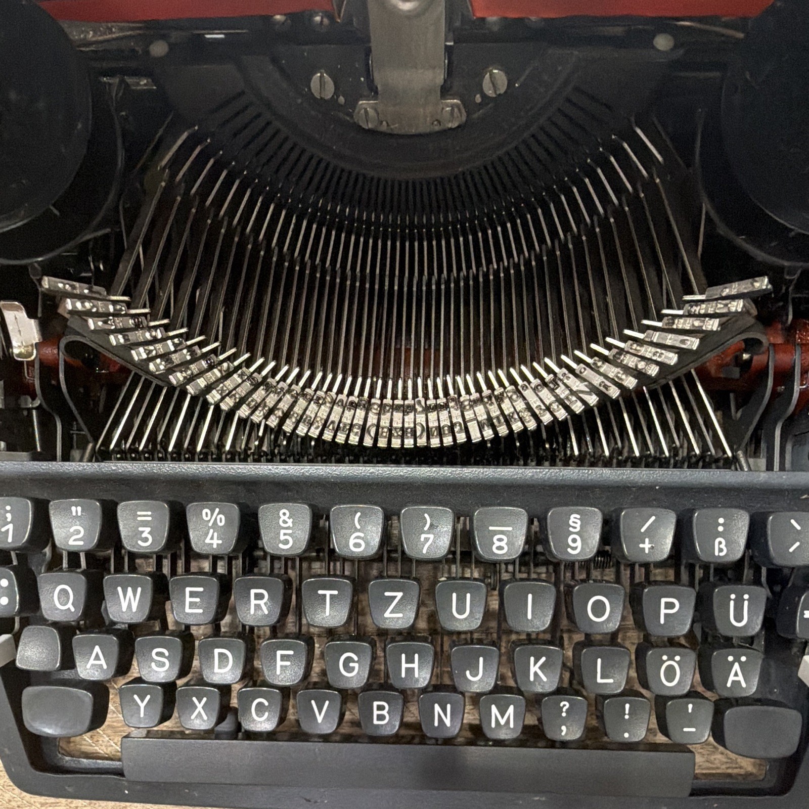 Olympia SM8 Portable Manual Typewriter w/ Carrying Case, QWERTZ Keyboard