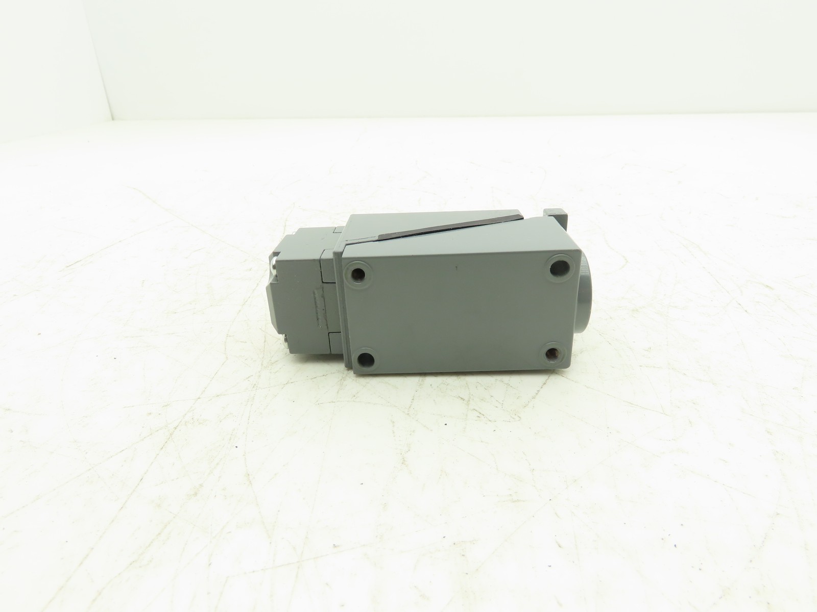 Allen Bradley 802T-ATPD Plug In Oiltight Limit Switch Roller Arm Spring Return